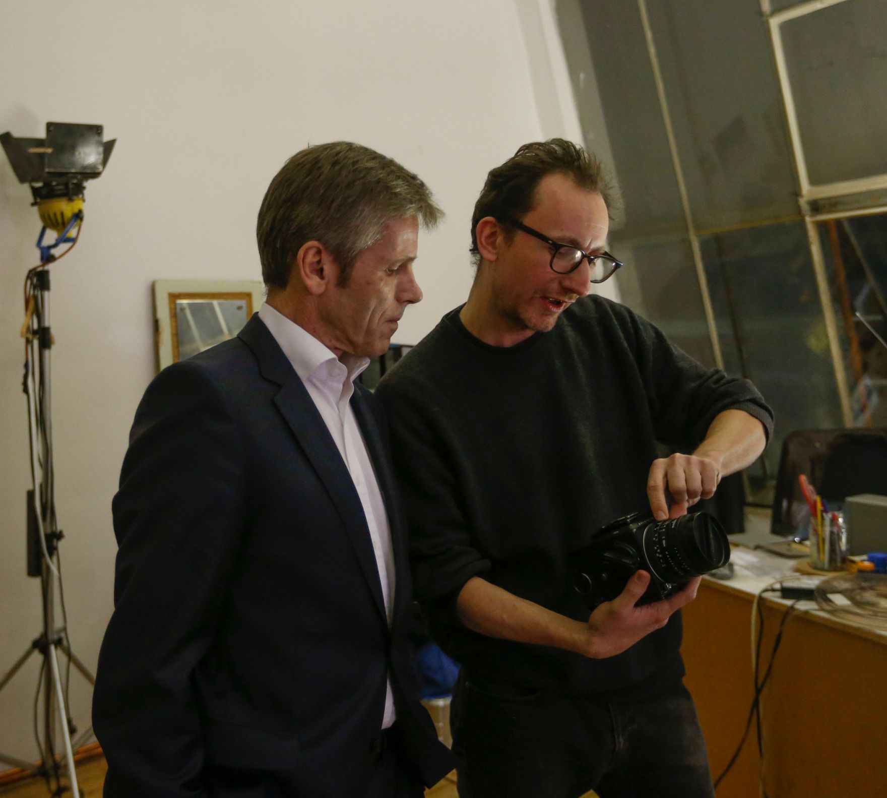 Am 25. M&auml;rz 2014 besuchte Kanzleramtsminister Josef Ostermayer (l.) das Bundesatelier Westbahnstra&szlig;e. Iim Bild mit dem K&uuml;nstler Markus Krottendorfer (r.).