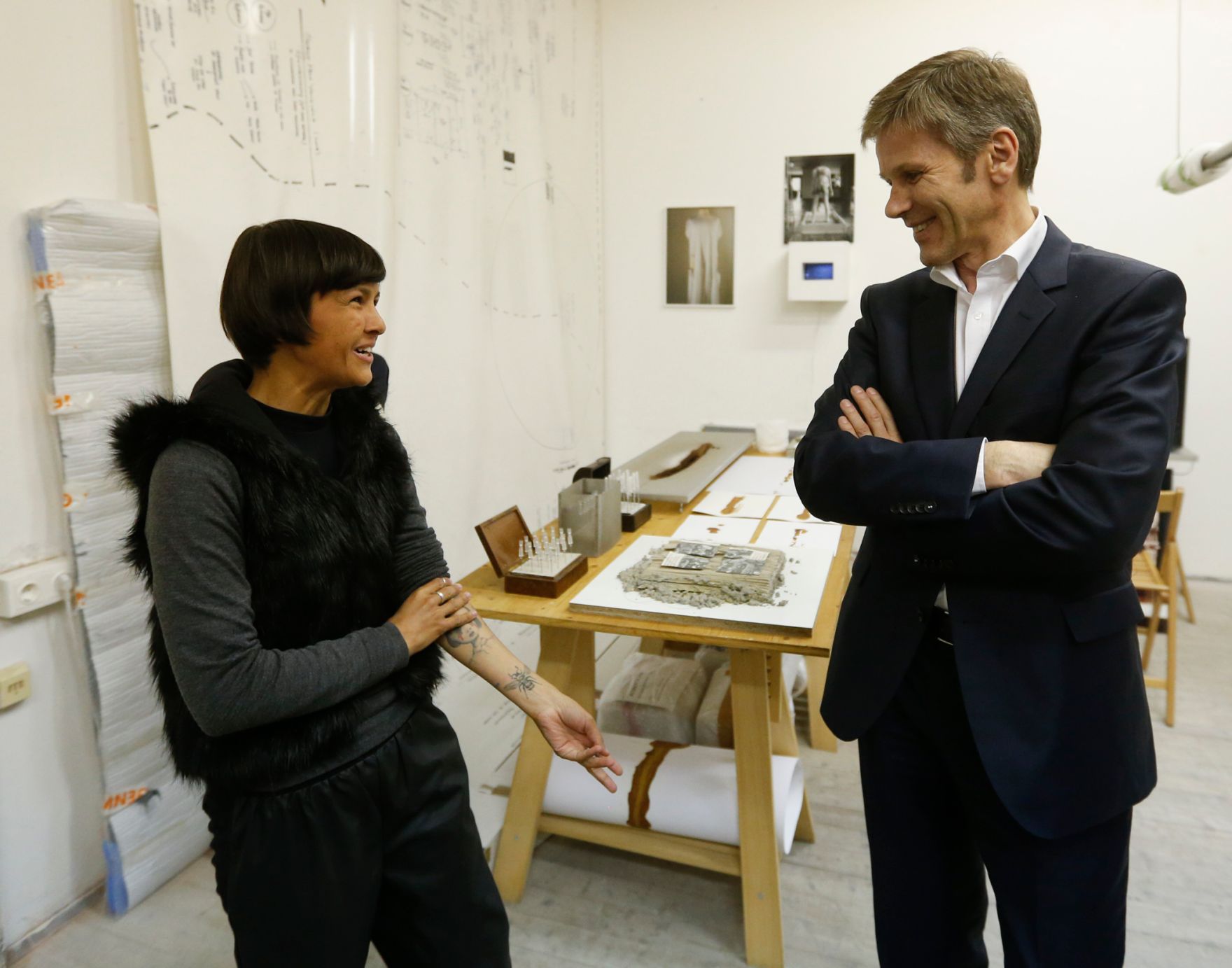 Am 25. M&auml;rz 2014 besuchte Kanzleramtsminister Josef Ostermayer (r.) das Bundesatelier Westbahnstra&szlig;e. Im Bild mit der K&uuml;nstlerin Roberta Lima (l.).