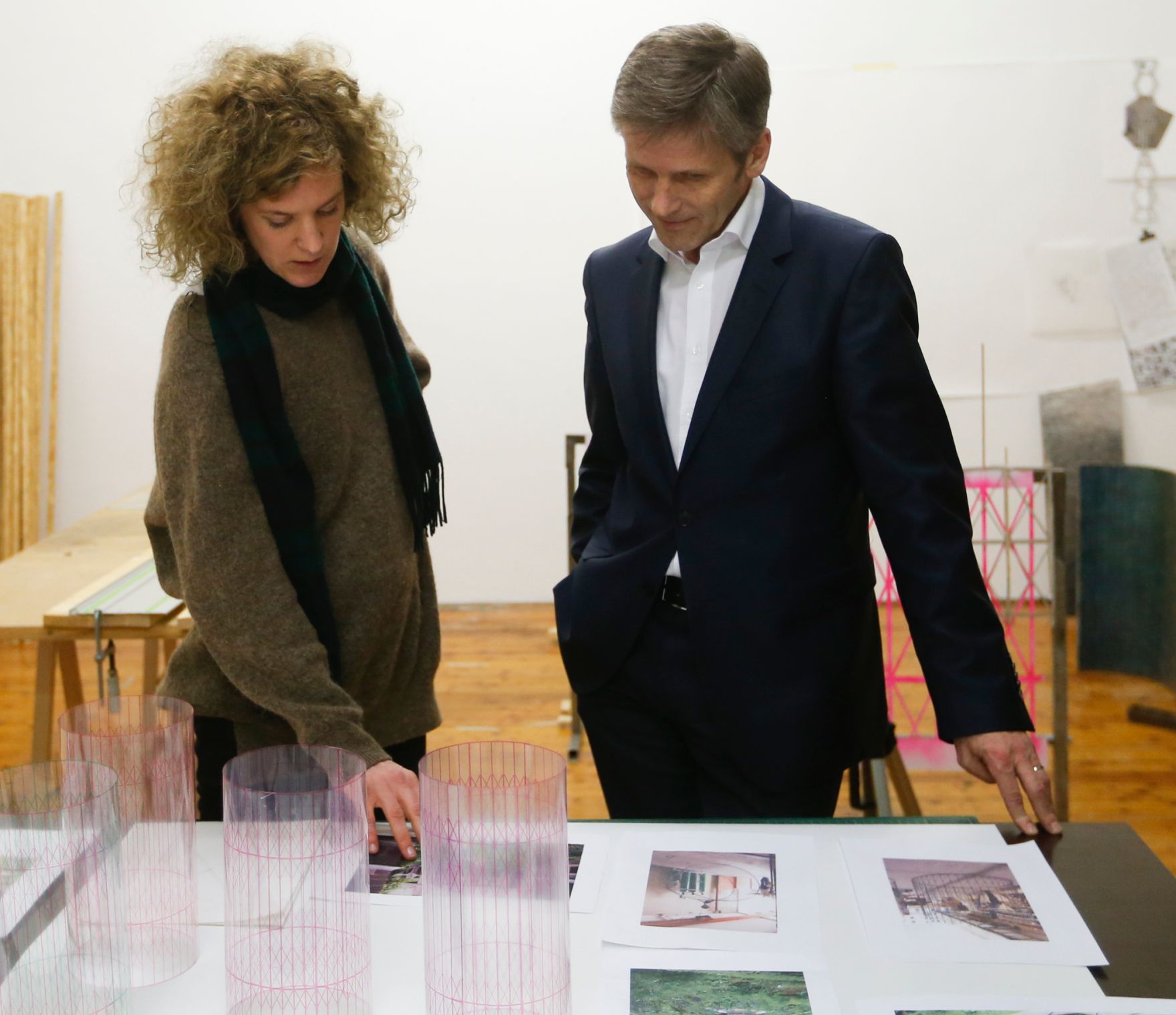 Am 25. M&auml;rz 2014 besuchte Kanzleramtsminister Josef Ostermayer (r.) das Bundesatelier Westbahnstra&szlig;e. Im Bild mit der K&uuml;nstlerin Eva Chyitlek (l.).
