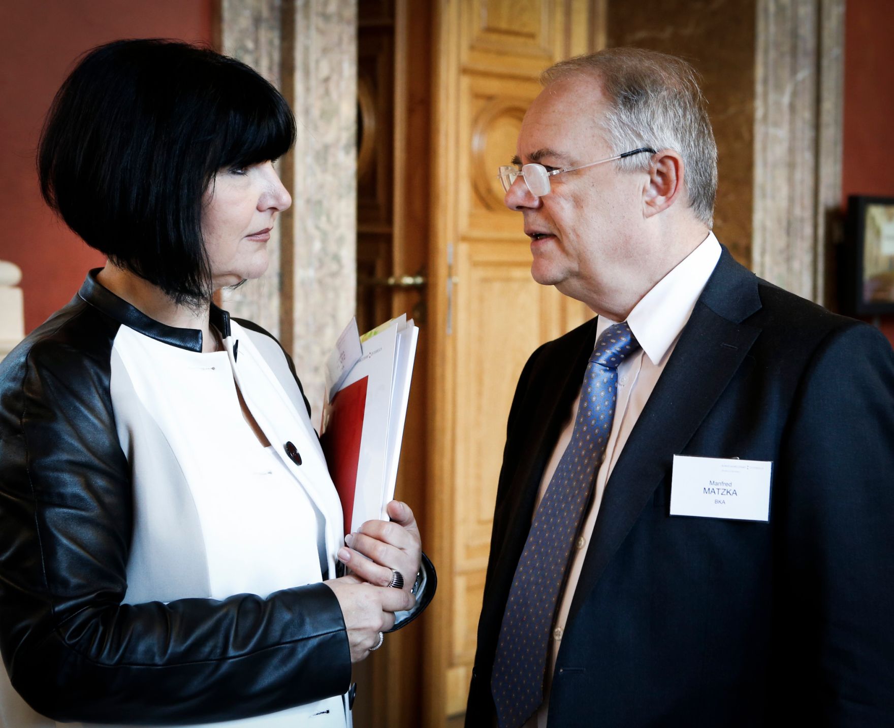 Am 26. M&auml;rz 2014 er&ouml;ffnete Kanzleramtsminister Josef Ostermayer die Bundes-PersonalleiterInnen-Tagung in der Universit&auml;t Wien. Im Bild Sektionschef Manfred Matzka (r.) mit Sektionschefin Angelika Flatz (l.).