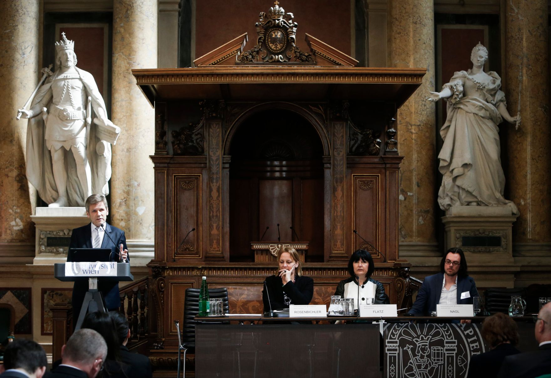 Am 26. M&auml;rz 2014 er&ouml;ffnete Kanzleramtsminister Josef Ostermayer (l.) die Bundes-PersonalleiterInnen-Tagung in der Universit&auml;t Wien. Im Bild mit (v.r.n.l.) Manuel Nagl (Donau-Universit&auml;t Krems), Angelika Flatz (BKA) und Ursula Rosenbichler (BKA).