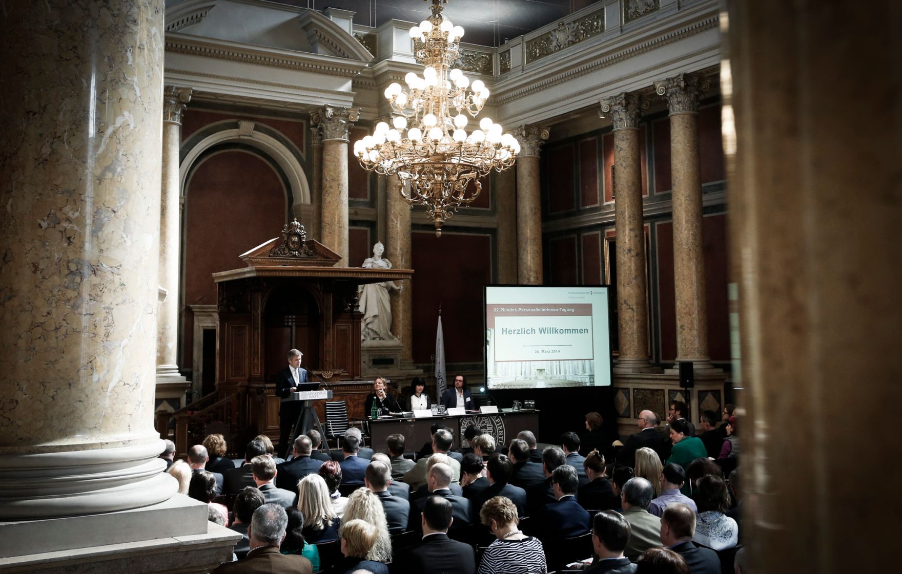 Am 26. M&auml;rz 2014 er&ouml;ffnete Kanzleramtsminister Josef Ostermayer (l.) die Bundes-PersonalleiterInnen-Tagung in der Universit&auml;t Wien. Im Bild mit (v.r.n.l.) Manuel Nagl (Donau-Universit&auml;t Krems), Angelika Flatz (BKA) und Ursula Rosenbichler (BKA).