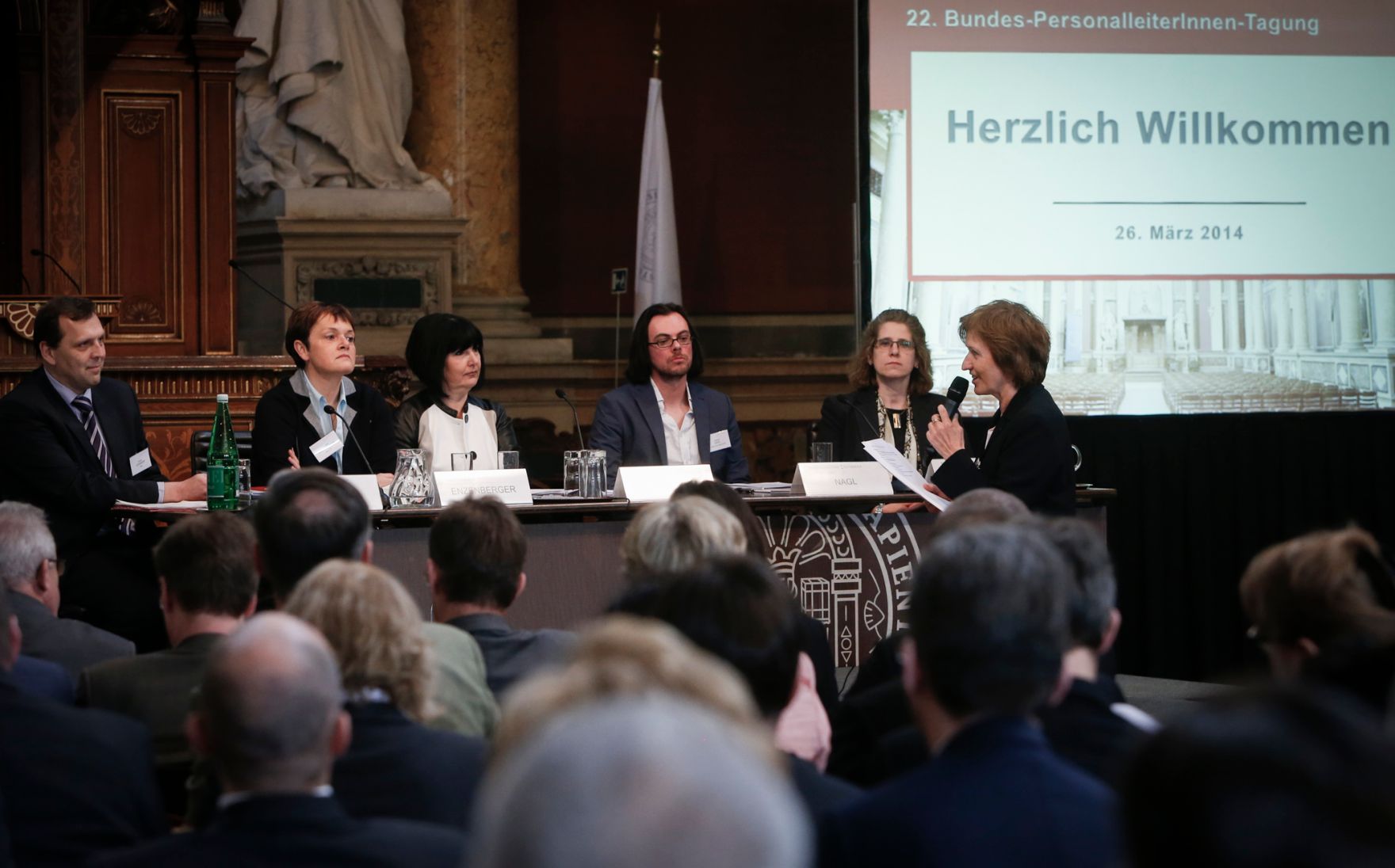 Am 26. M&auml;rz 2014 er&ouml;ffnete Kanzleramtsminister Josef Ostermayer die Bundes-PersonalleiterInnen-Tagung in der Universit&auml;t Wien. Im Bild (v.l.n.r.) Roland Ledinger (BKA), Barbara Enzenberger (BMLFUW), Angelika Flatz (BKA), Manuel Nagl (Donau-Universit&auml;t Krems), Lisa Mandl (BMF), und Moderation Margit Knipp.