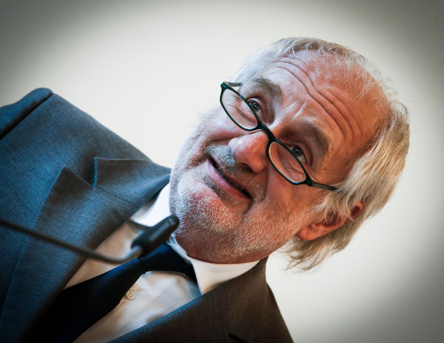 Am 11. April 2014 &uuml;berreichte Kunst- und Kulturminister Josef Ostermayer die Urkunde mit der dem Burgschauspieler Walter Langer der Berufstitel Kammerschauspieler verliehen wurde. Im Bild Volkstheater-Direktor Michael Schottenberg.