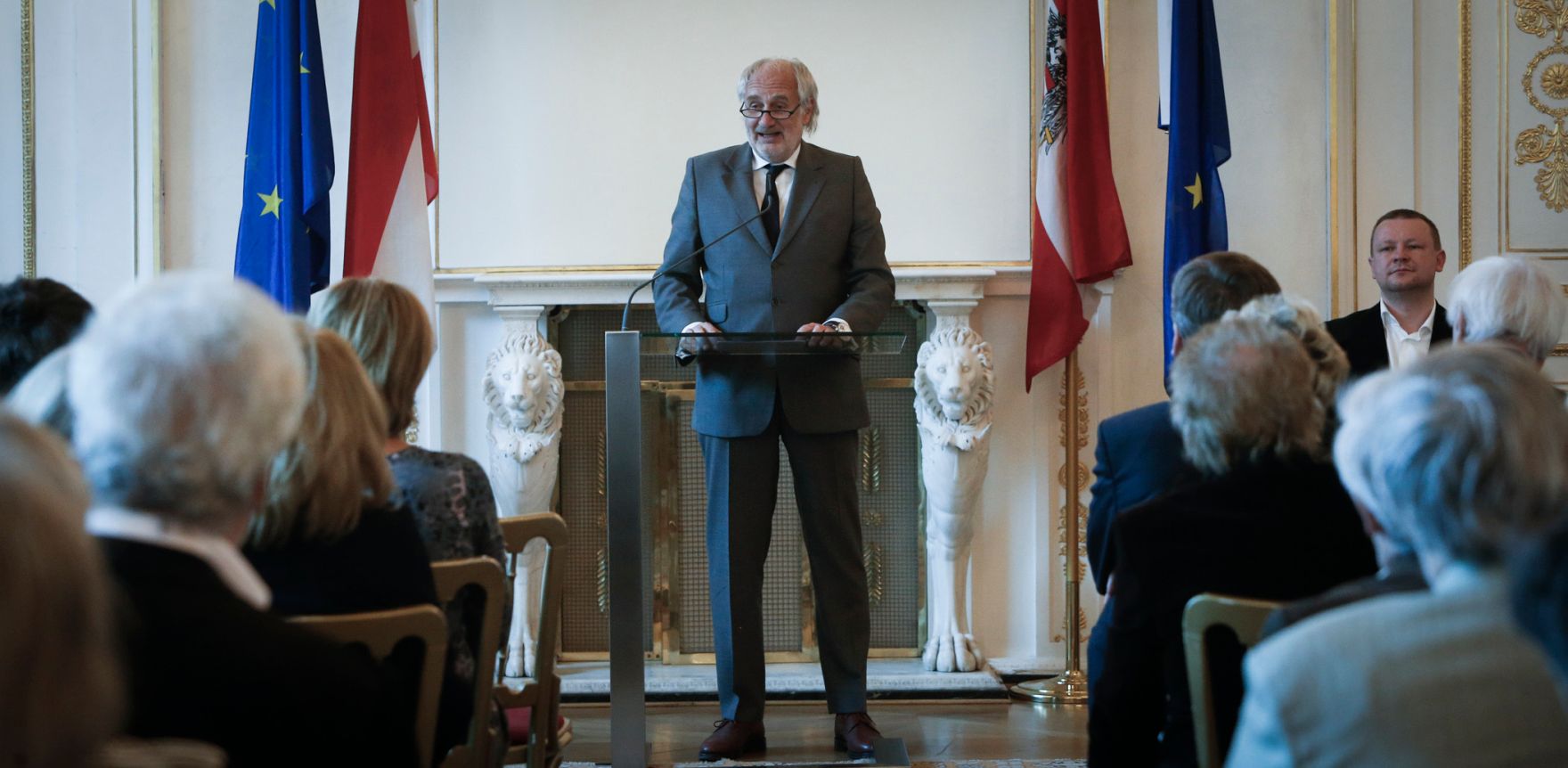Am 11. April 2014 &uuml;berreichte Kunst- und Kulturminister Josef Ostermayer die Urkunde mit der dem Burgschauspieler Walter Langer der Berufstitel Kammerschauspieler verliehen wurde. Im Bild Volkstheater-Direktor Michael Schottenberg.