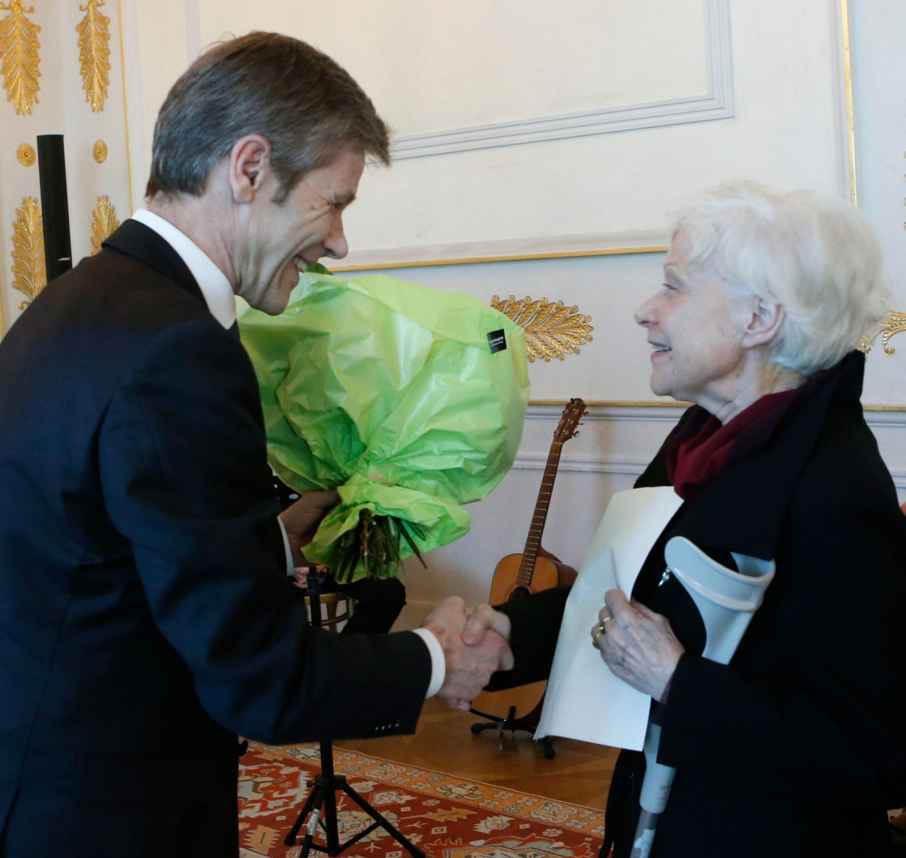 Am 11. April 2014 &uuml;berreichte Kunst- und Kulturminister Josef Ostermayer (l.) die Urkunde mit der dem Burgschauspieler Walter Langer der Berufstitel Kammerschauspieler verliehen wurde.Im Bild mit Waltraud Langer (r.).