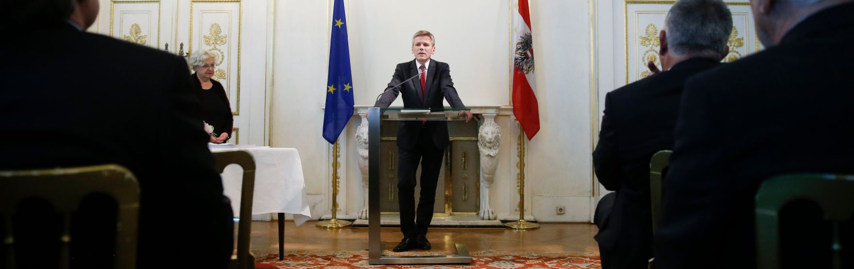 Am 24. April 2014 bestellte der Bundeskanzler Vertreterinnen und Vertreter der Wirtschaft zu Mitgliedern der bei der Bundesanstalt "Statistik &Ouml;sterreich" eingerichteten Wirtschaftskurie. Damit haben sie das Recht, die Bezeichnung "Kommerzialrat f&uuml;r die Statistik" zu f&uuml;hren. Im Bild Kanzleramtsminister Josef Ostermayer.