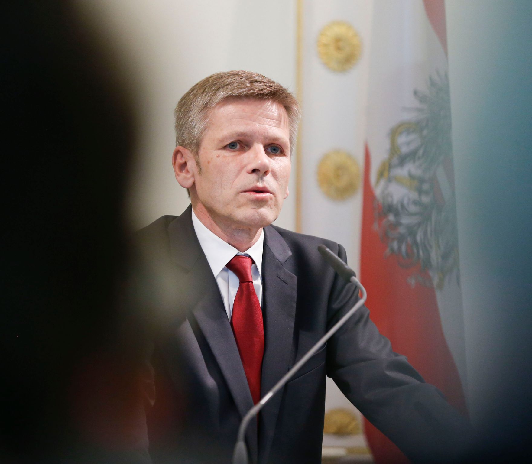 Am 24. April 2014 bestellte der Bundeskanzler Vertreterinnen und Vertreter der Wirtschaft zu Mitgliedern der bei der Bundesanstalt "Statistik &Ouml;sterreich" eingerichteten Wirtschaftskurie. Damit haben sie das Recht, die Bezeichnung "Kommerzialrat f&uuml;r die Statistik" zu f&uuml;hren. Im Bild Kanzleramtsminister Josef Ostermayer.