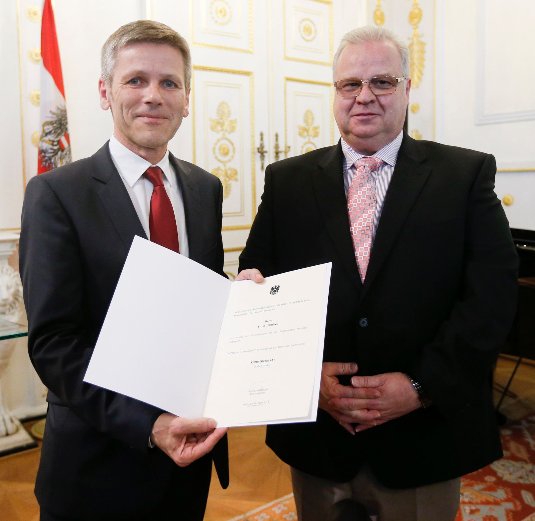 Am 24. April 2014 bestellte der Bundeskanzler Vertreterinnen und Vertreter der Wirtschaft zu Mitgliedern der bei der Bundesanstalt "Statistik &Ouml;sterreich" eingerichteten Wirtschaftskurie. Damit haben sie das Recht, die Bezeichnung "Kommerzialrat f&uuml;r die Statistik" zu f&uuml;hren. Im Bild Kanzleramtsminister Josef Ostermayer (l.) bei der Dekret&uuml;berreichung an Ernst Gehring (r.).
