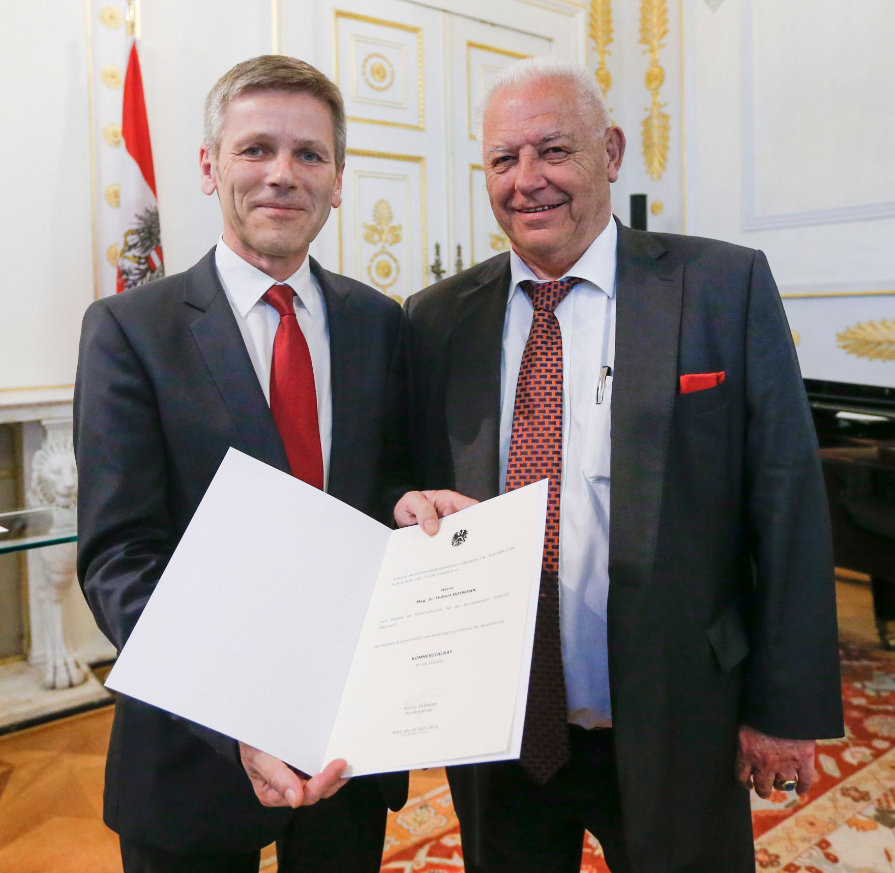 Am 24. April 2014 bestellte der Bundeskanzler Vertreterinnen und Vertreter der Wirtschaft zu Mitgliedern der bei der Bundesanstalt "Statistik &Ouml;sterreich" eingerichteten Wirtschaftskurie. Damit haben sie das Recht, die Bezeichnung "Kommerzialrat f&uuml;r die Statistik" zu f&uuml;hren. Im Bild Kanzleramtsminister Josef Ostermayer (l.) bei der Dekret&uuml;berreichung an Hubert Hofmann (r.).