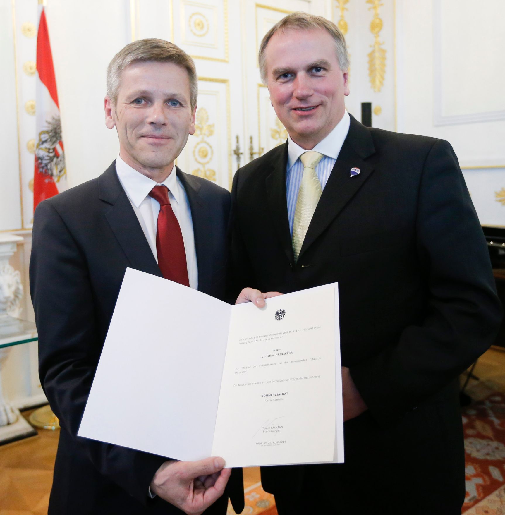 Am 24. April 2014 bestellte der Bundeskanzler Vertreterinnen und Vertreter der Wirtschaft zu Mitgliedern der bei der Bundesanstalt "Statistik &Ouml;sterreich" eingerichteten Wirtschaftskurie. Damit haben sie das Recht, die Bezeichnung "Kommerzialrat f&uuml;r die Statistik" zu f&uuml;hren. Im Bild Kanzleramtsminister Josef Ostermayer (l.) bei der Dekret&uuml;berreichung an Christian Hrdliczka (r.).