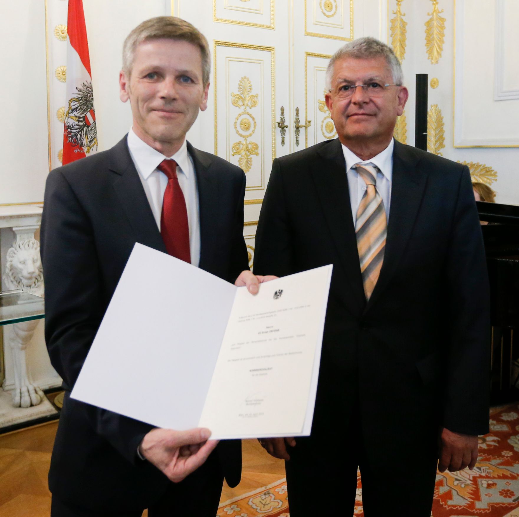 Am 24. April 2014 bestellte der Bundeskanzler Vertreterinnen und Vertreter der Wirtschaft zu Mitgliedern der bei der Bundesanstalt "Statistik &Ouml;sterreich" eingerichteten Wirtschaftskurie. Damit haben sie das Recht, die Bezeichnung "Kommerzialrat f&uuml;r die Statistik" zu f&uuml;hren. Im Bild Kanzleramtsminister Josef Ostermayer (l.) bei der Dekret&uuml;berreichung an Ernst Inf&uuml;hr (r.).