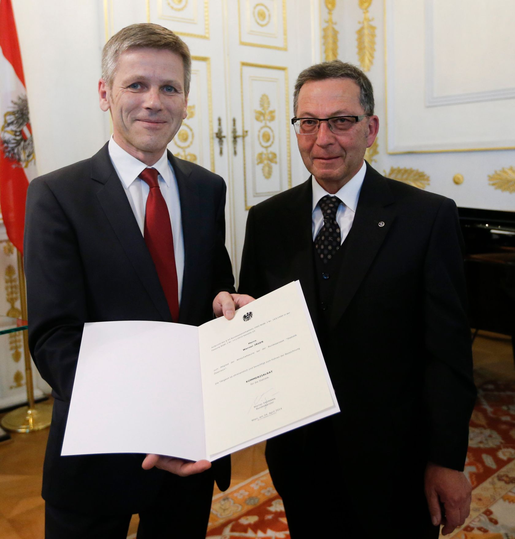 Am 24. April 2014 bestellte der Bundeskanzler Vertreterinnen und Vertreter der Wirtschaft zu Mitgliedern der bei der Bundesanstalt "Statistik &Ouml;sterreich" eingerichteten Wirtschaftskurie. Damit haben sie das Recht, die Bezeichnung "Kommerzialrat f&uuml;r die Statistik" zu f&uuml;hren. Im Bild Kanzleramtsminister Josef Ostermayer (l.) bei der Dekret&uuml;berreichung an Werner J&auml;ger (r.).