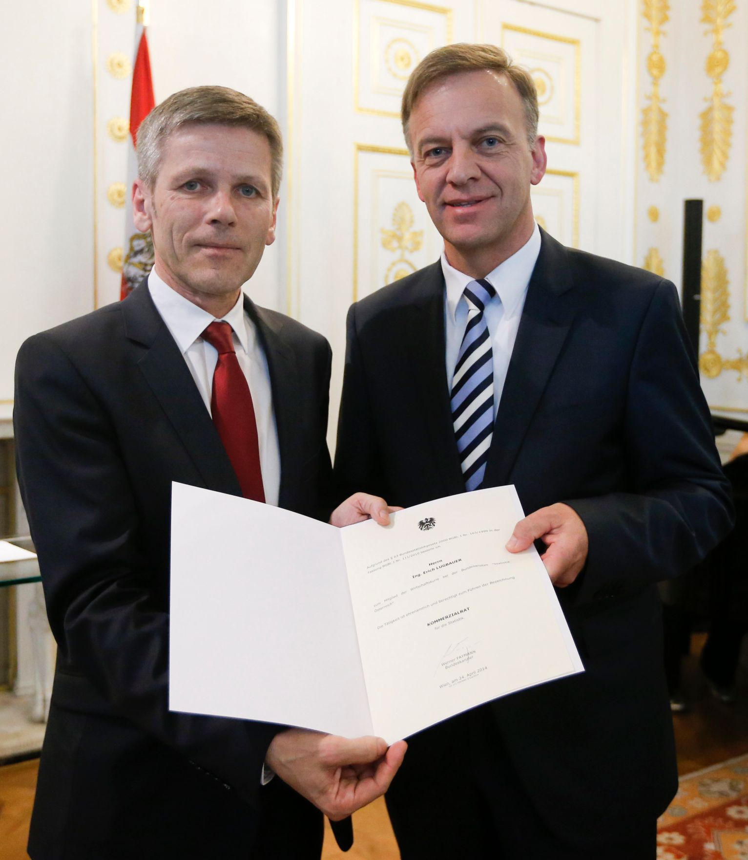 Am 24. April 2014 bestellte der Bundeskanzler Vertreterinnen und Vertreter der Wirtschaft zu Mitgliedern der bei der Bundesanstalt "Statistik &Ouml;sterreich" eingerichteten Wirtschaftskurie. Damit haben sie das Recht, die Bezeichnung "Kommerzialrat f&uuml;r die Statistik" zu f&uuml;hren. Im Bild Kanzleramtsminister Josef Ostermayer (l.) bei der Dekret&uuml;berreichung an Erich Lugbauer (r.).