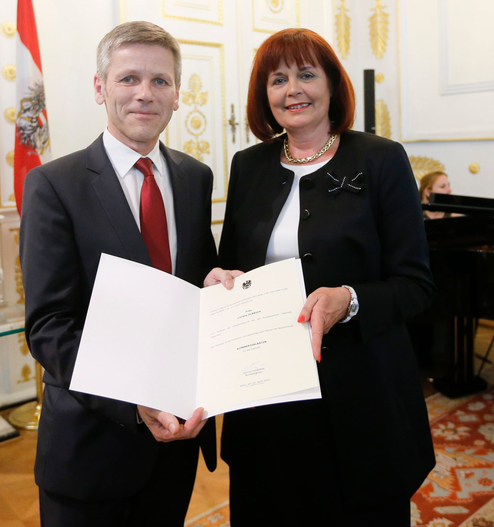 Am 24. April 2014 bestellte der Bundeskanzler Vertreterinnen und Vertreter der Wirtschaft zu Mitgliedern der bei der Bundesanstalt "Statistik &Ouml;sterreich" eingerichteten Wirtschaftskurie. Damit haben sie das Recht, die Bezeichnung "Kommerzialrat f&uuml;r die Statistik" zu f&uuml;hren. Im Bild Kanzleramtsminister Josef Ostermayer (l.) bei der Dekret&uuml;berreichung an Christa Olbrich (r.).