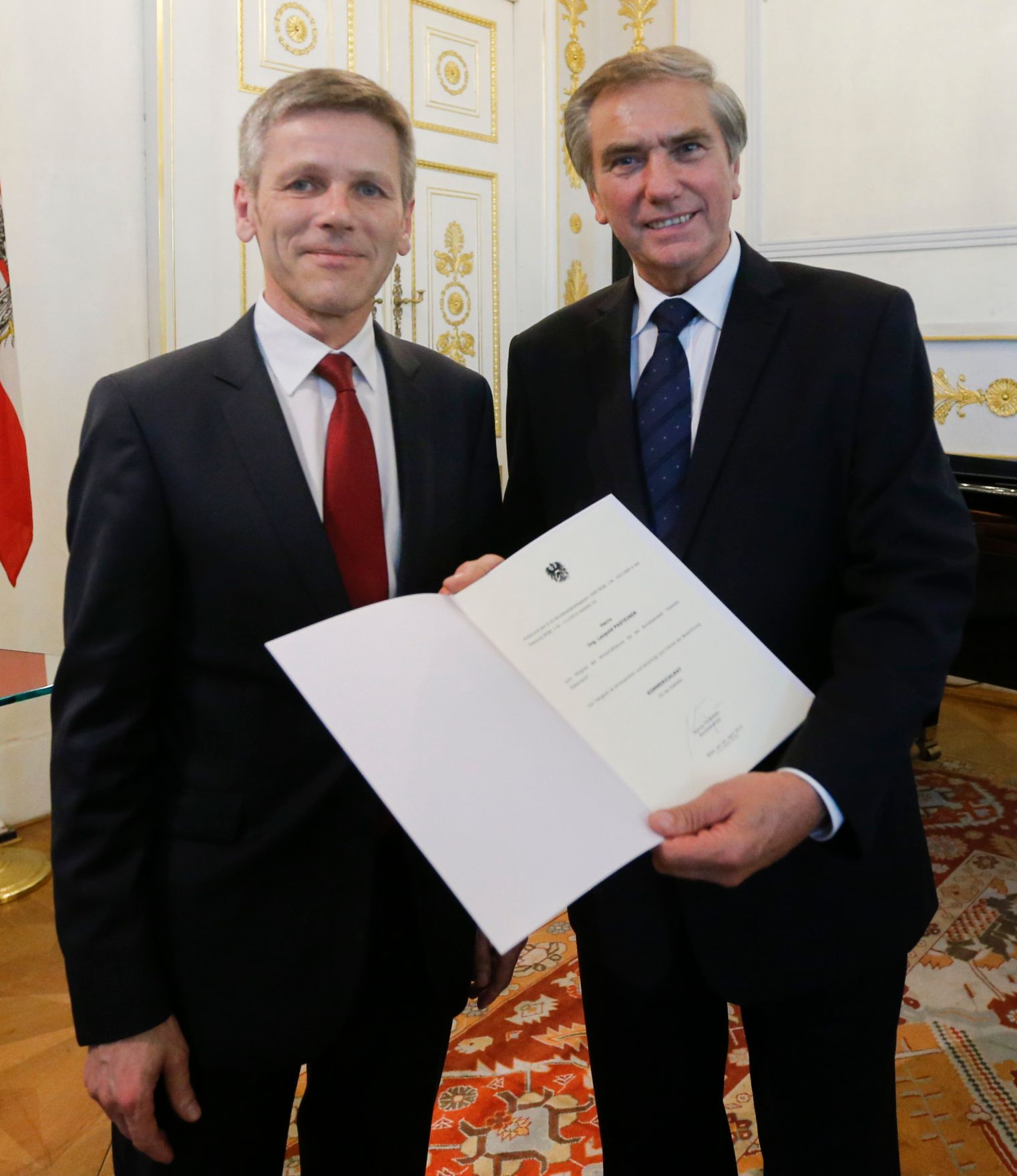 Am 24. April 2014 bestellte der Bundeskanzler Vertreterinnen und Vertreter der Wirtschaft zu Mitgliedern der bei der Bundesanstalt "Statistik &Ouml;sterreich" eingerichteten Wirtschaftskurie. Damit haben sie das Recht, die Bezeichnung "Kommerzialrat f&uuml;r die Statistik" zu f&uuml;hren. Im Bild Kanzleramtsminister Josef Ostermayer (l.) bei der Dekret&uuml;berreichung an Leopold Pasteiner (r.).