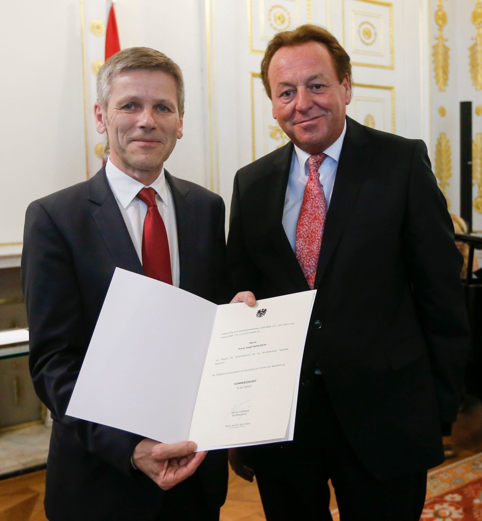 Am 24. April 2014 bestellte der Bundeskanzler Vertreterinnen und Vertreter der Wirtschaft zu Mitgliedern der bei der Bundesanstalt "Statistik &Ouml;sterreich" eingerichteten Wirtschaftskurie. Damit haben sie das Recht, die Bezeichnung "Kommerzialrat f&uuml;r die Statistik" zu f&uuml;hren. Im Bild Kanzleramtsminister Josef Ostermayer (l.) bei der Dekret&uuml;berreichung an Franz Josef Schleich (r.).