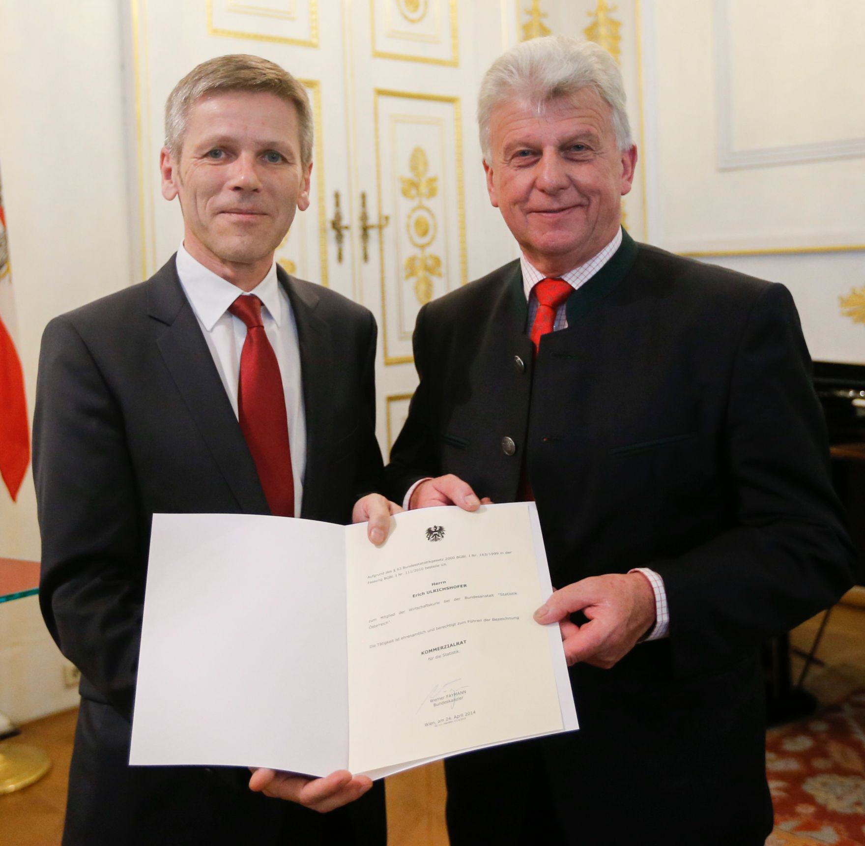 Am 24. April 2014 bestellte der Bundeskanzler Vertreterinnen und Vertreter der Wirtschaft zu Mitgliedern der bei der Bundesanstalt "Statistik &Ouml;sterreich" eingerichteten Wirtschaftskurie. Damit haben sie das Recht, die Bezeichnung "Kommerzialrat f&uuml;r die Statistik" zu f&uuml;hren. Im Bild Kanzleramtsminister Josef Ostermayer (l.) bei der Dekret&uuml;berreichung an Erich Ulrichshofer (r.).