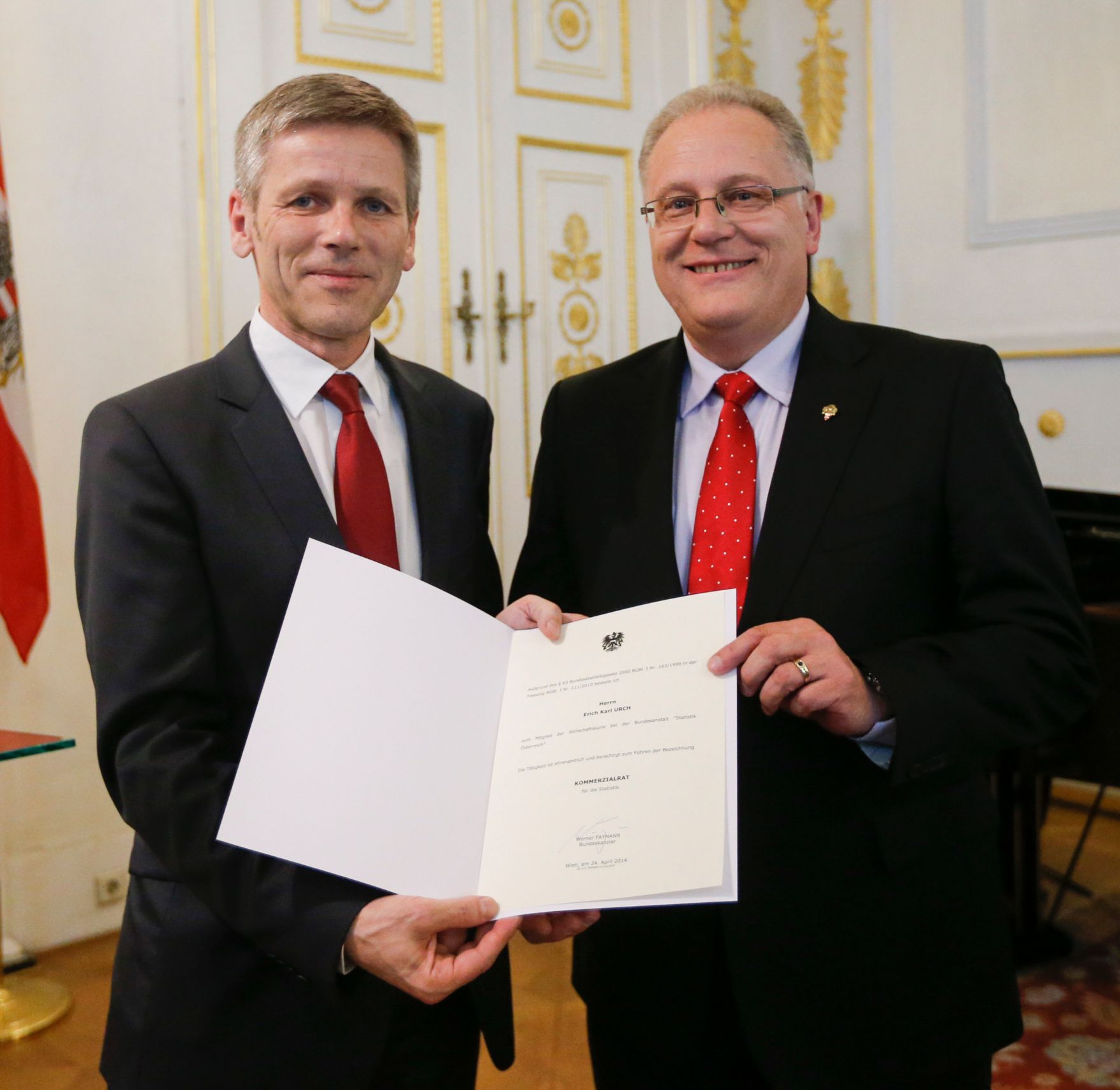 Am 24. April 2014 bestellte der Bundeskanzler Vertreterinnen und Vertreter der Wirtschaft zu Mitgliedern der bei der Bundesanstalt "Statistik &Ouml;sterreich" eingerichteten Wirtschaftskurie. Damit haben sie das Recht, die Bezeichnung "Kommerzialrat f&uuml;r die Statistik" zu f&uuml;hren. Im Bild Kanzleramtsminister Josef Ostermayer (l.) bei der Dekret&uuml;berreichung an Erich Karl Urch (r.).