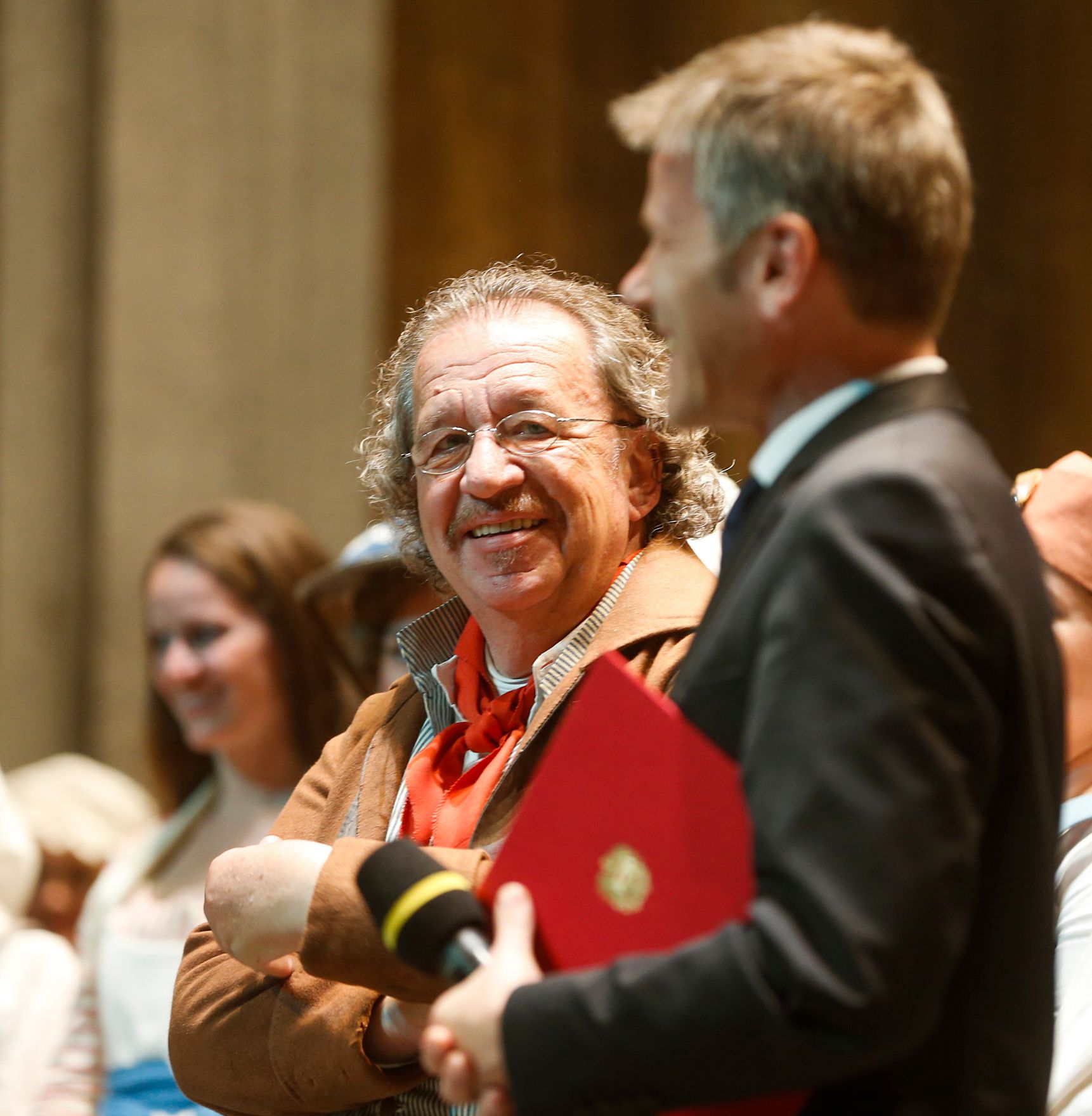 Am 3. Mai 2014 &uuml;berreichte Kunst- und Kulturminister Josef Ostermayer (r.) die Ehrenmitgliedschaft der Wiener Staatsoper an den Kammers&auml;nger Alfred &Scaron;ramek (l.).