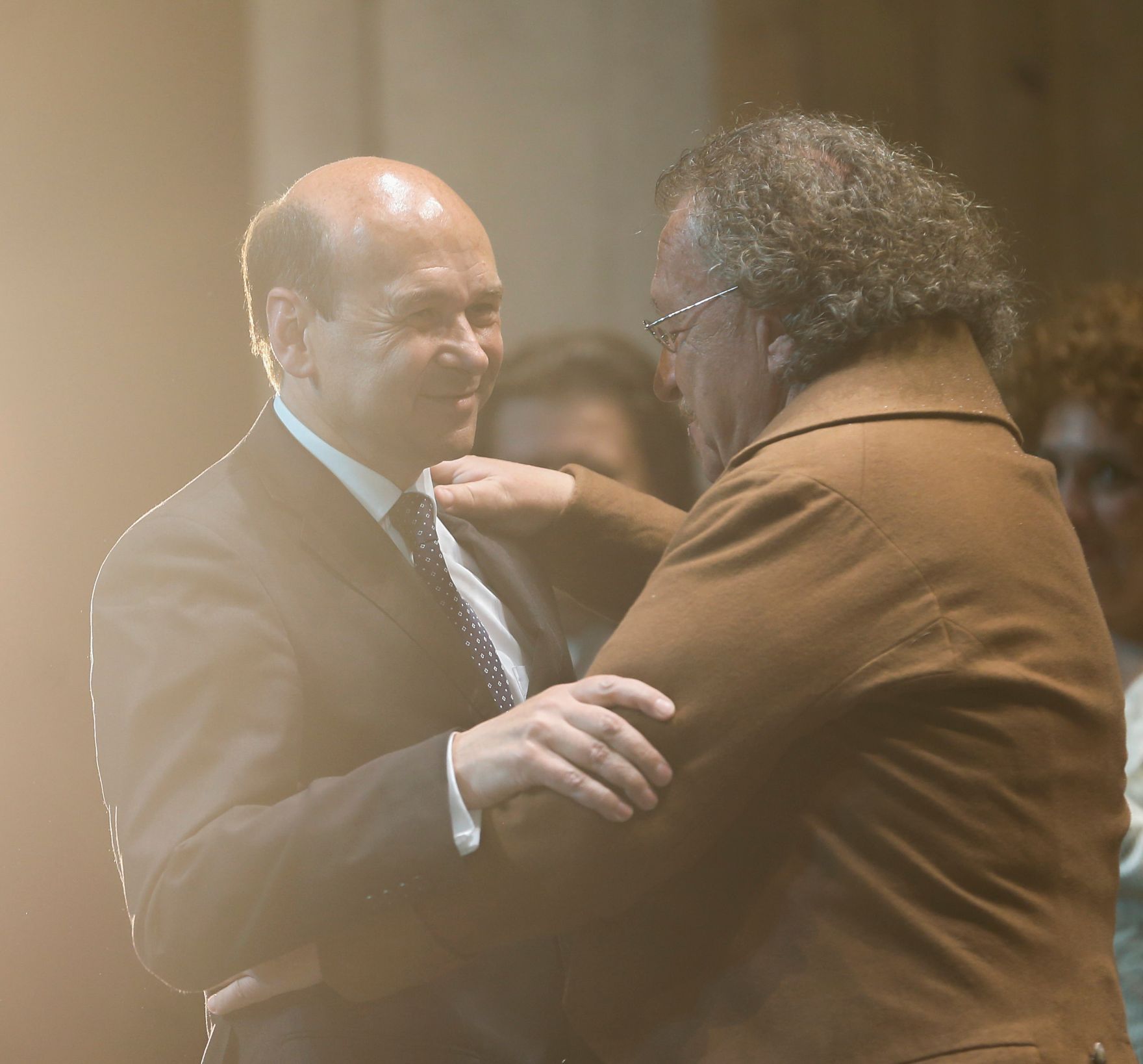 Am 3. Mai 2014 &uuml;berreichte Kunst- und Kulturminister Josef Ostermayer die Ehrenmitgliedschaft der Wiener Staatsoper an den Kammers&auml;nger Alfred &Scaron;ramek (r.). Im Bild mit dem Direktor der Wiener Staatsoper Dominique Meyer (l.).