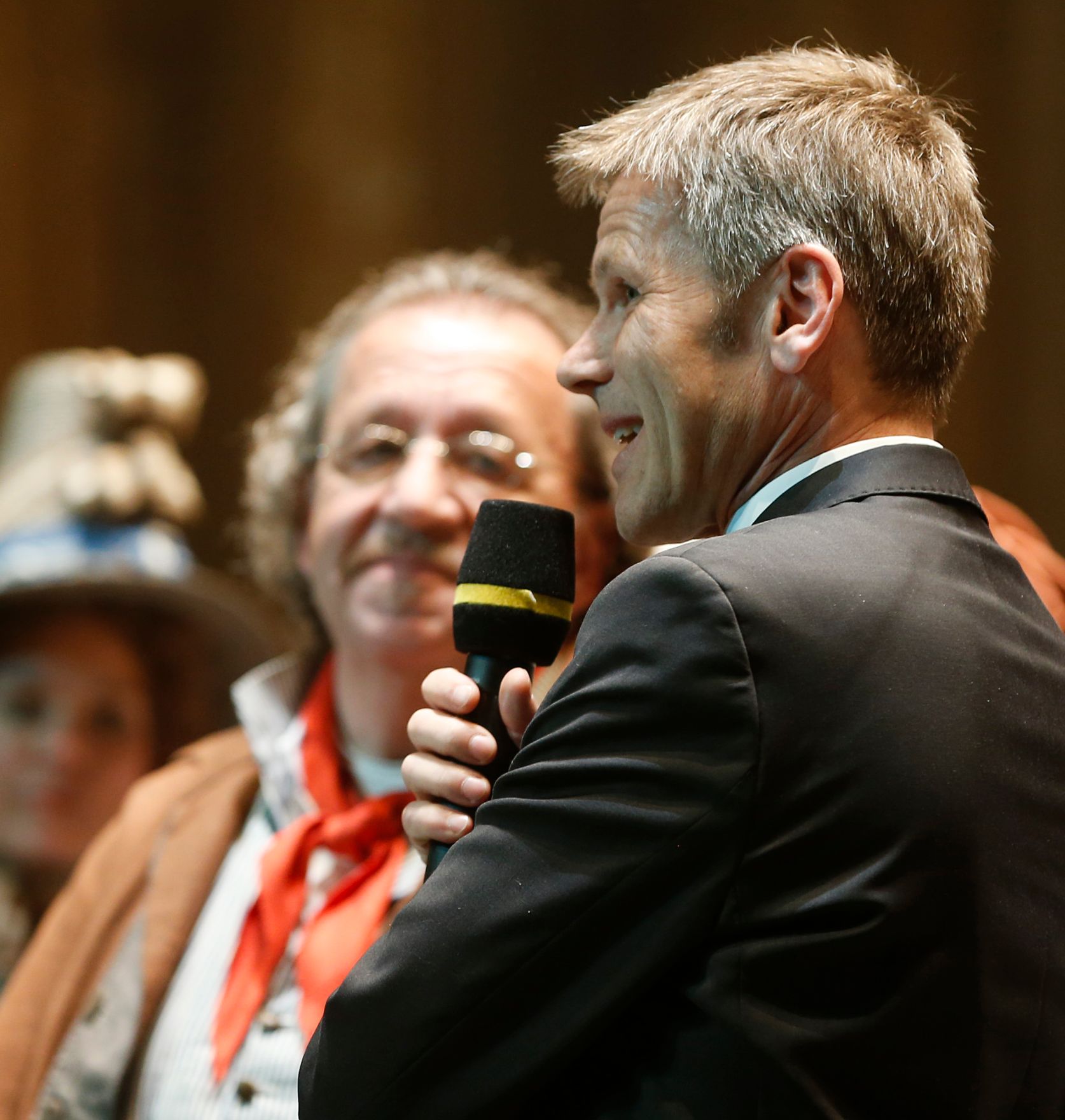 Am 3. Mai 2014 &uuml;berreichte Kunst- und Kulturminister Josef Ostermayer (r.) die Ehrenmitgliedschaft der Wiener Staatsoper an den Kammers&auml;nger Alfred &Scaron;ramek (l.).