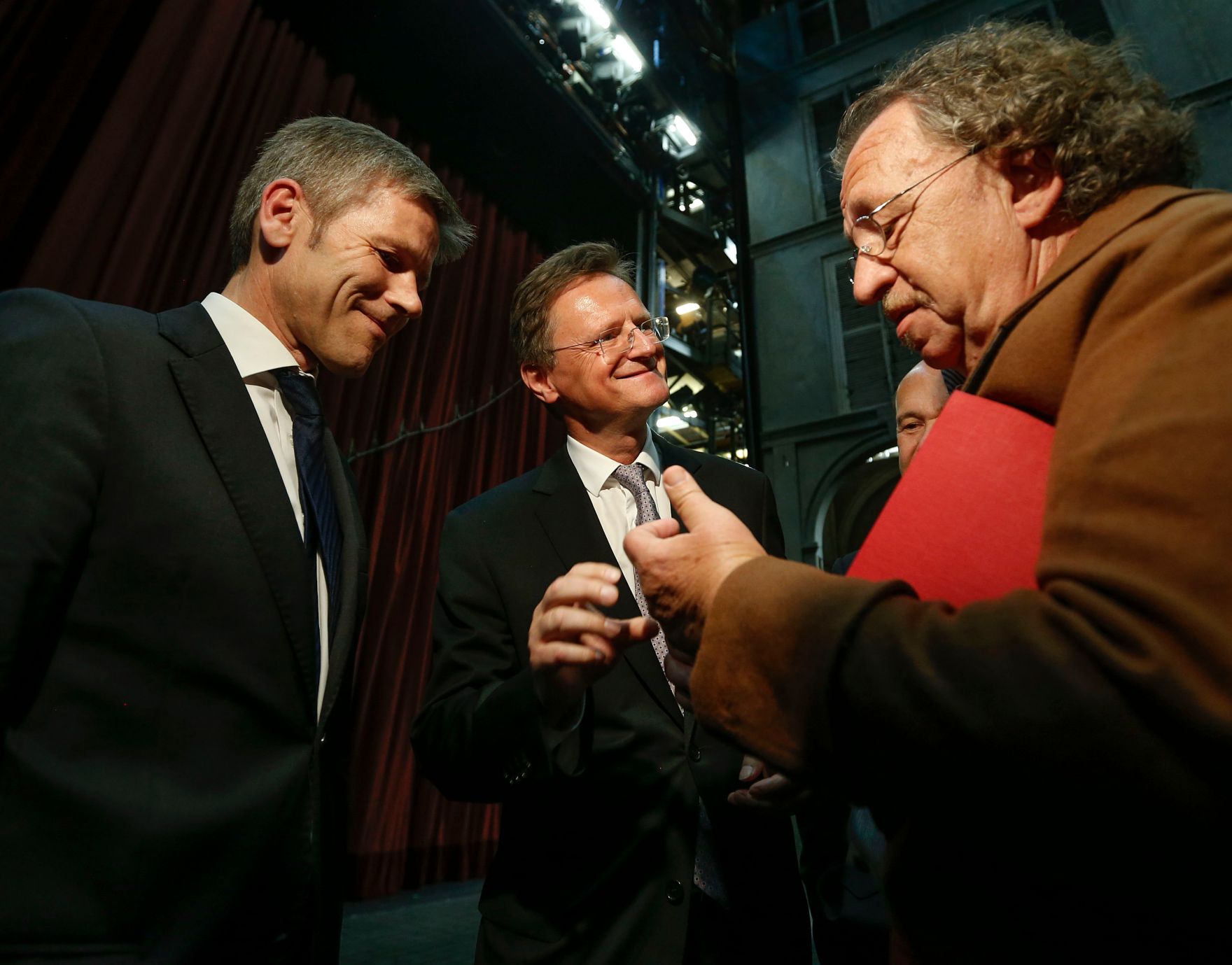 Am 3. Mai 2014 &uuml;berreichte Kunst- und Kulturminister Josef Ostermayer (l.) die Ehrenmitgliedschaft der Wiener Staatsoper an den Kammers&auml;nger Alfred &Scaron;ramek (r.). Im Bild mit Juwelier Wagner Unternehmensleiter Hermann Gmeiner-Wagner (m.).