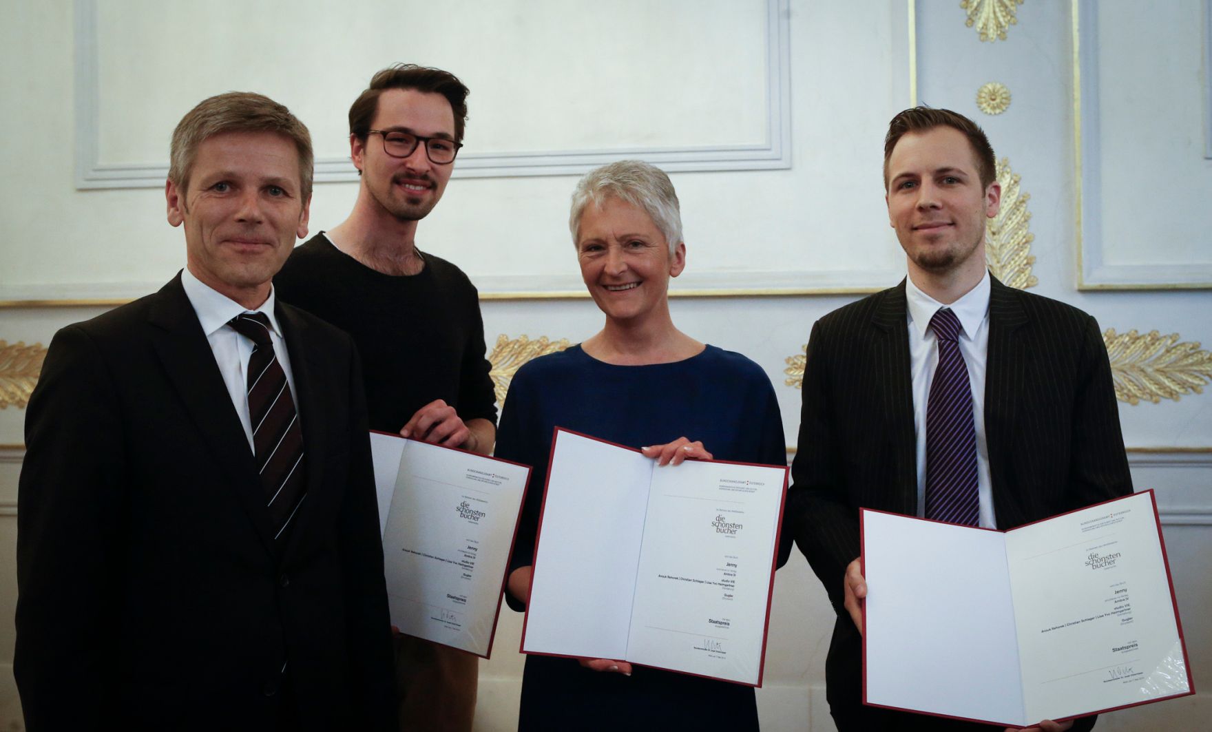 Am 7. Mai 2014 &uuml;berreichte Kunst- und Kulturminister Josef Ostermayer (l.) die Staatspreise &bdquo;Sch&ouml;nste B&uuml;cher &Ouml;sterreichs&ldquo; an Philipp Langstetter, Angela F&ouml;ssl und Christian Schlager (v.r.n.l.) im Bundeskanzleramt.