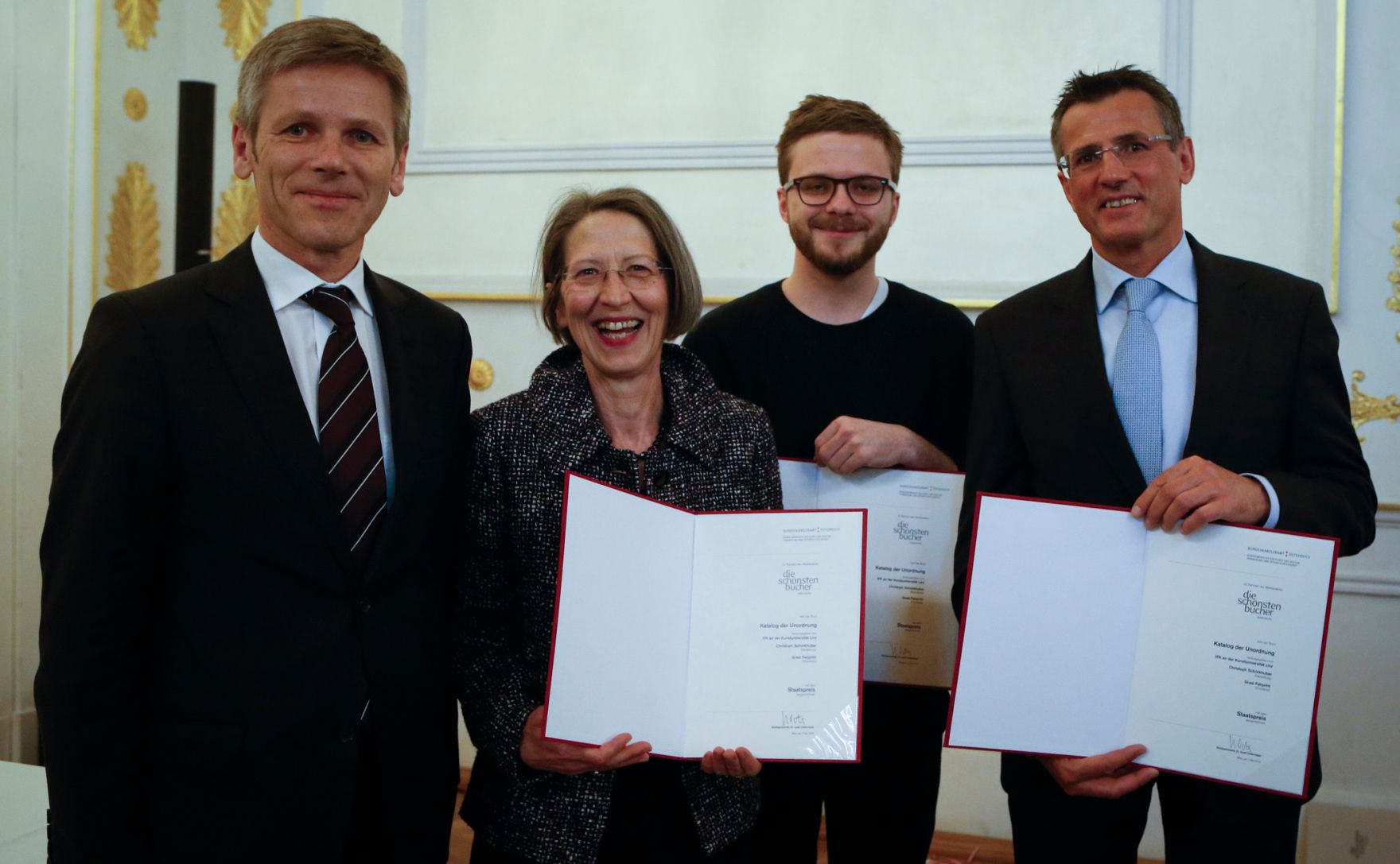 Am 7. Mai 2014 &uuml;berreichte Kunst- und Kulturminister Josef Ostermayer (l.) die Staatspreise &bdquo;Sch&ouml;nste B&uuml;cher &Ouml;sterreichs&ldquo; an Karl Grasl, Christoph Sch&ouml;rkhuber und Viola Eichberger (v.r.n.l.) im Bundeskanzleramt.