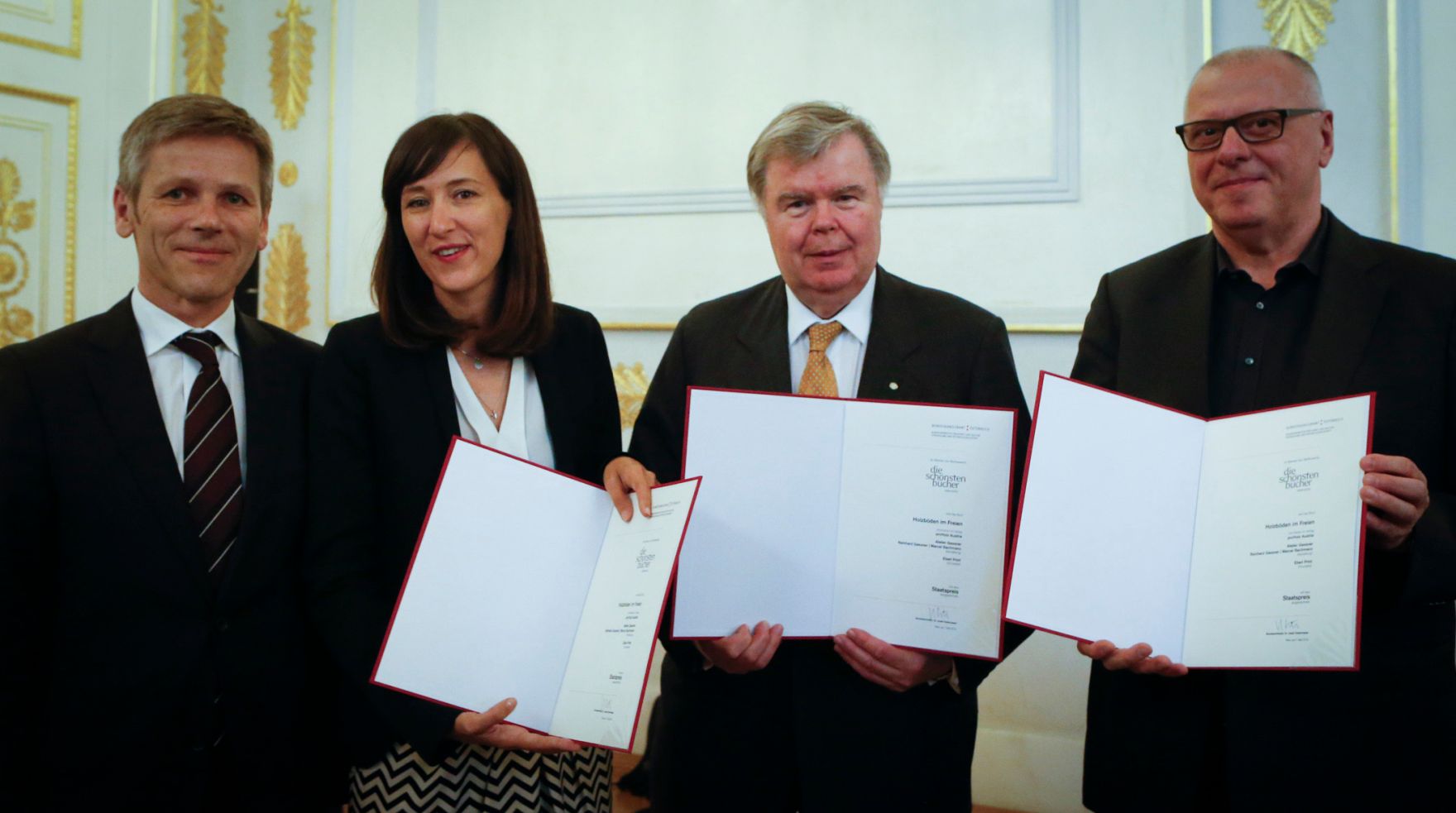 Am 7. Mai 2014 &uuml;berreichte Kunst- und Kulturminister Josef Ostermayer (l.) die Staatspreise &bdquo;Sch&ouml;nste B&uuml;cher &Ouml;sterreichs&ldquo; an Ernst G&auml;rtner, Michael Offner und Andrea Redolfi (v.r.n.l.) im Bundeskanzleramt.