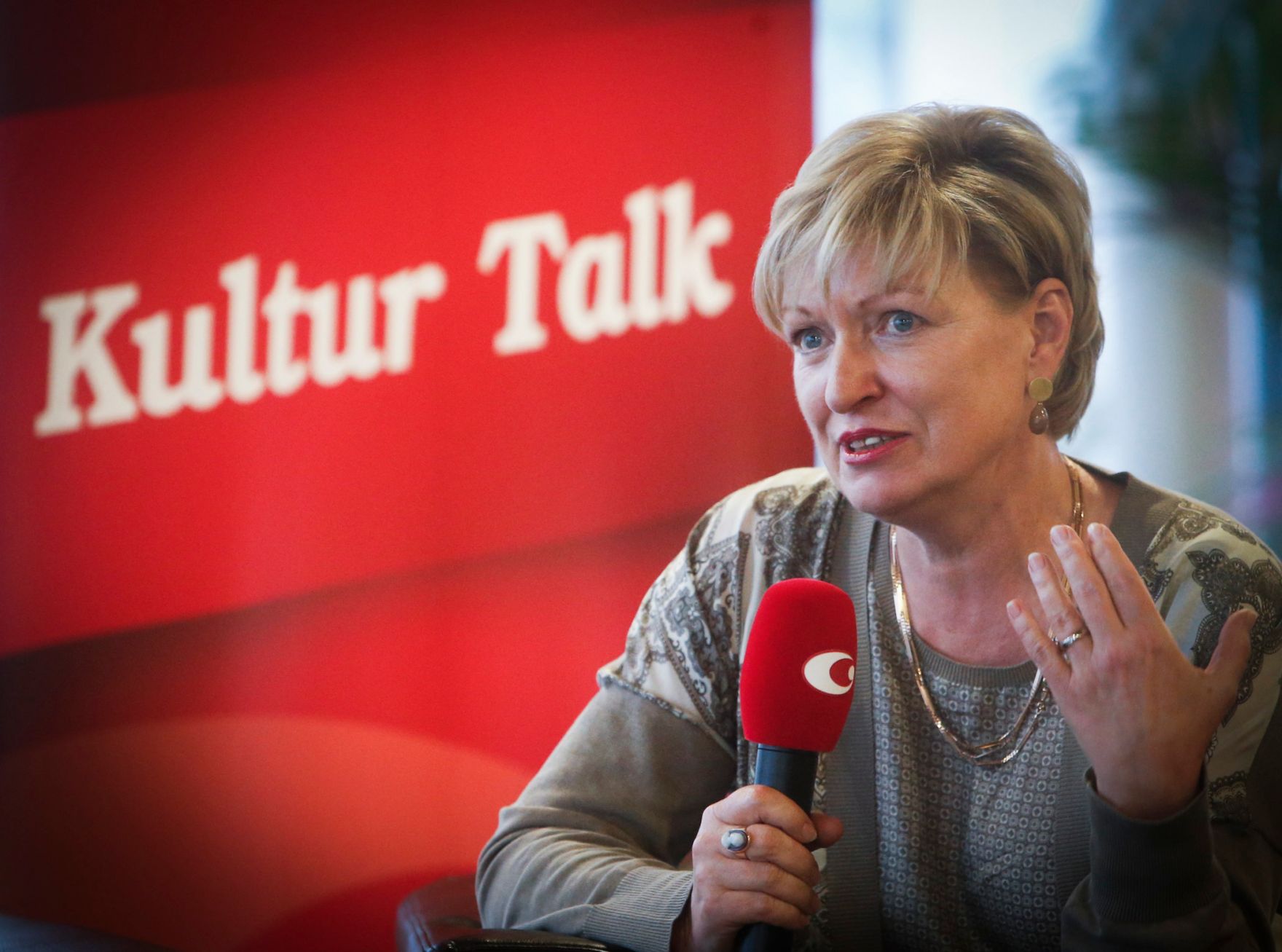 Am 7. Mai 2014 nahm Kunst- und Kulturminister Josef Ostermayer am 2. Casinos Austria Kultur Talk &bdquo;F&uuml;r die Kunst zu leben, von der Kunst zu leben&ldquo; im Justizcafe teil. Im Bild Karin Bergmann, Direktorin des Burgtheaters.