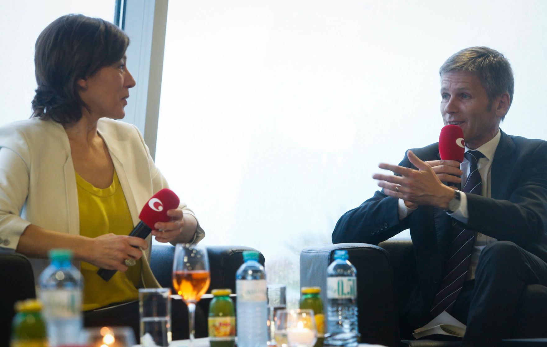 Am 7. Mai 2014 nahm Kunst- und Kulturminister Josef Ostermayer (r.) am 2. Casinos Austria Kultur Talk &bdquo;F&uuml;r die Kunst zu leben, von der Kunst zu leben&ldquo; im Justizcafe teil. Im Bild mit Clarissa Stadler, Moderatorin (l.).