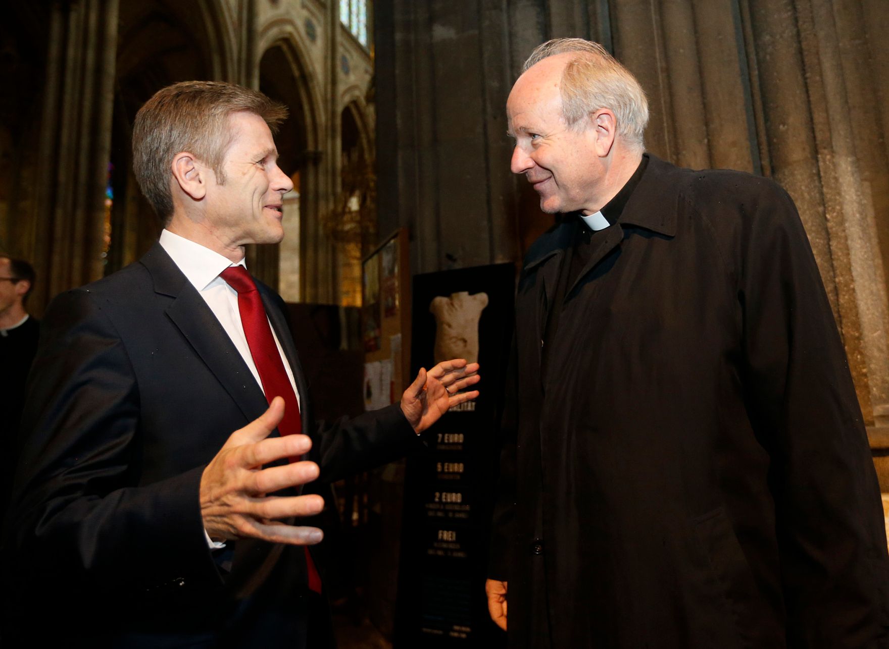 Am 15. Mai 2014 besuchte Kunst- und Kulturminister Josef Ostermayer (l.) gemeinsam mit Kardinal Christoph Sch&ouml;nborn (r.) die Ausstellung "Leiblichkeit &amp; Sexualit&auml;t" in der Votivkirche.