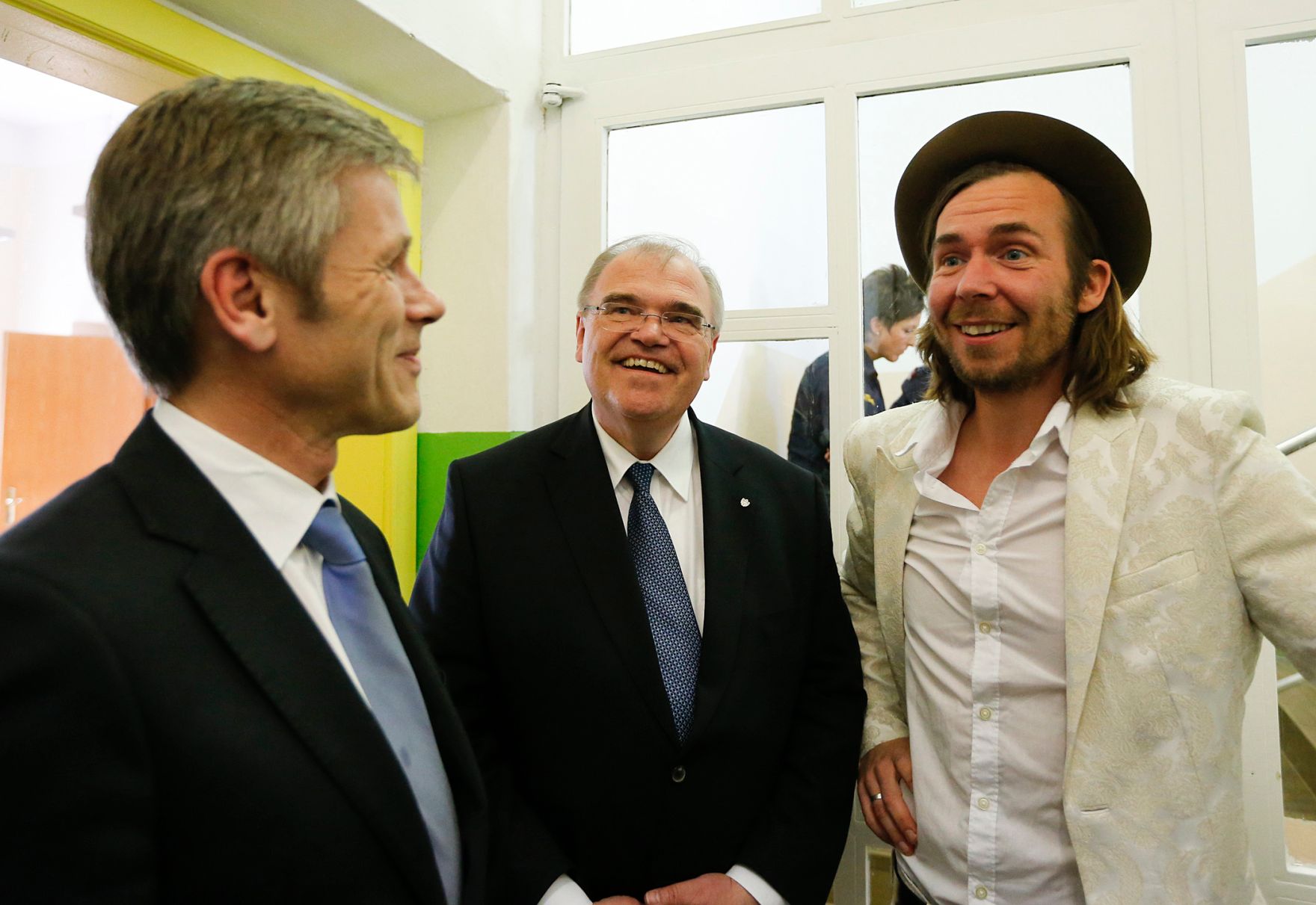 Am 30. Mai 2014 fand in K&auml;rnten die Bundesl&auml;ndertour mit Bundesminister Josef Ostermayer (l.) und Justizminister Wolfgang Brandstetter (m.) statt. Im Bild mit Fuzzman &amp; The Singing Rebels-S&auml;nger, Herwig Zamernik (r.).
