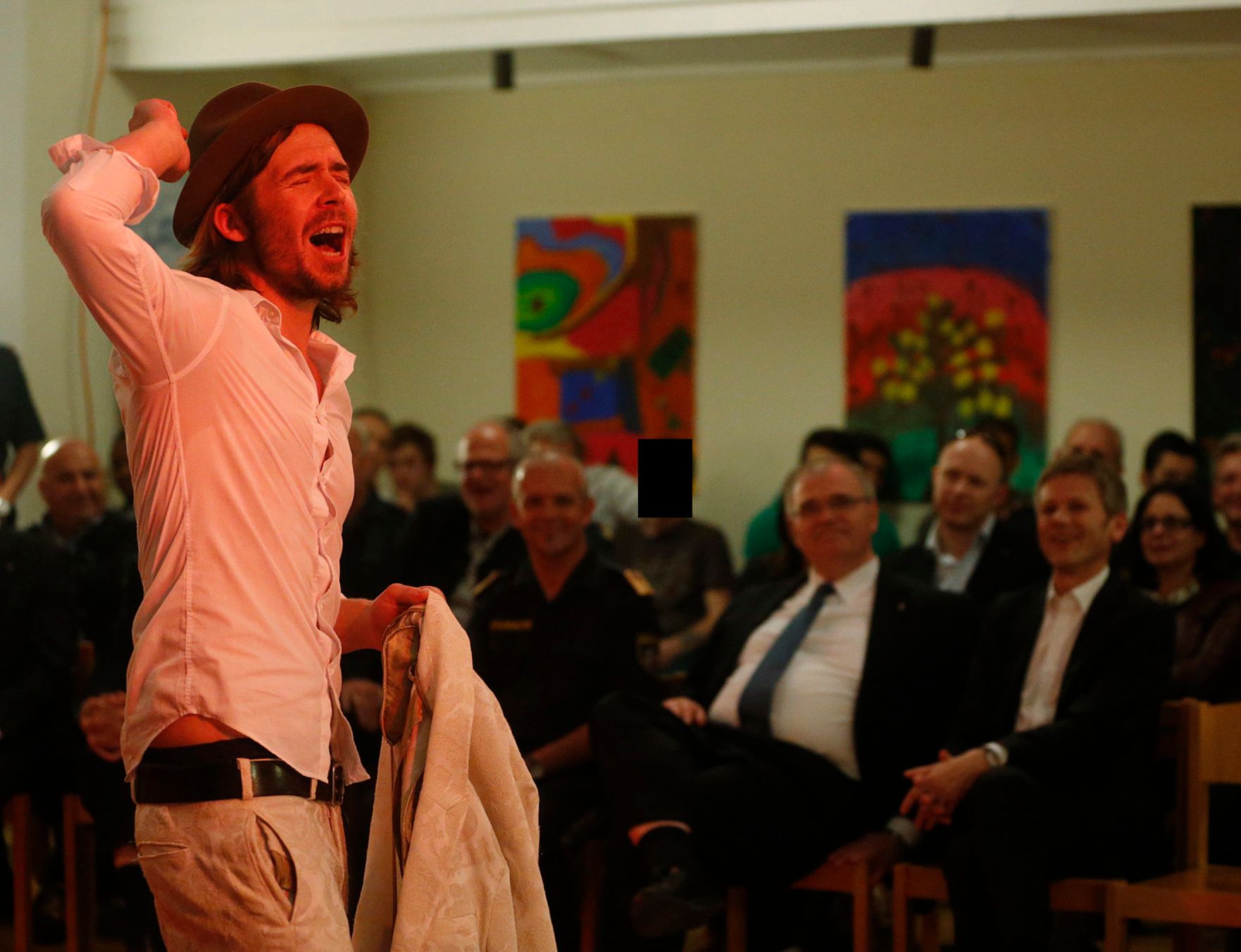 Am 30. Mai 2014 fand in K&auml;rnten die Bundesl&auml;ndertour mit Bundesminister Josef Ostermayer (r.) und Justizminister Wolfgang Brandstetter (2.v.r.) statt. Im Bild mit Fuzzman &amp; The Singing Rebels-S&auml;nger, Herwig Zamernik (l.).
