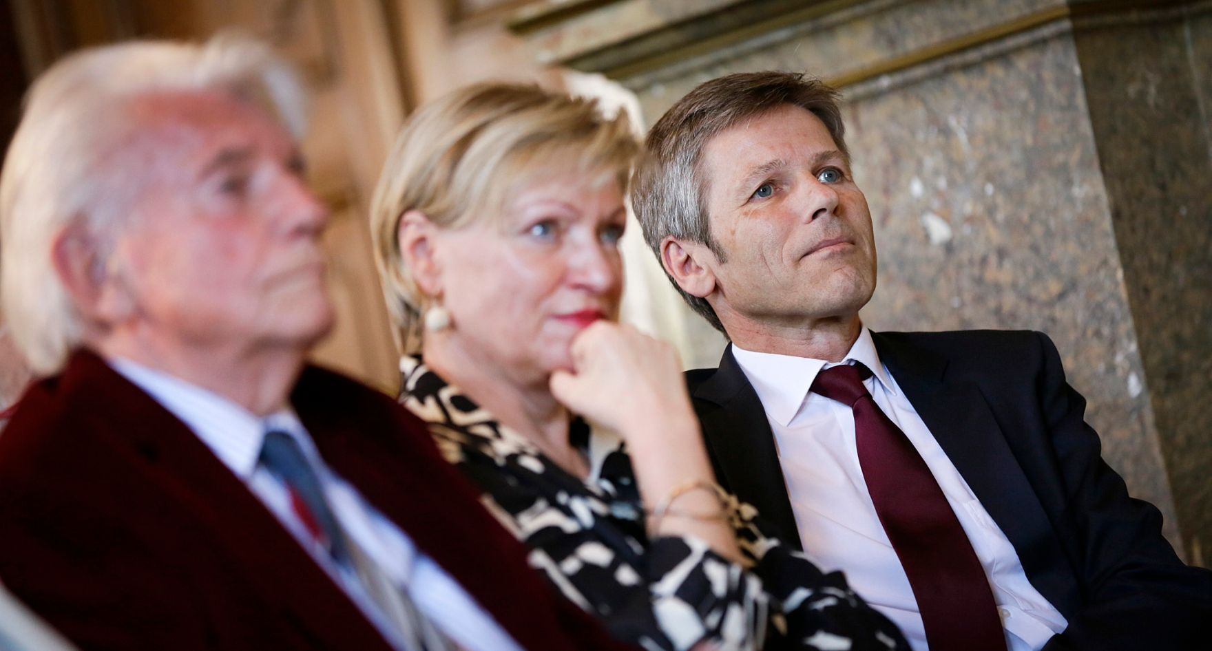 Am 4. Juni 2014 enth&uuml;llte Bundesminister Josef Ostermayer (r.) gemeinsam mit der Wiener Burgtheaterdirektorin Karin Bergmann (m.) das Portr&auml;t des Altdirektors Gerhard Klingenberg (l.). Das Bild der K&uuml;nstlerin Kristina Hadjeva h&auml;ngt nun als 200. Ehrenportr&auml;t in der Ahnengalerie des Burgtheaters.