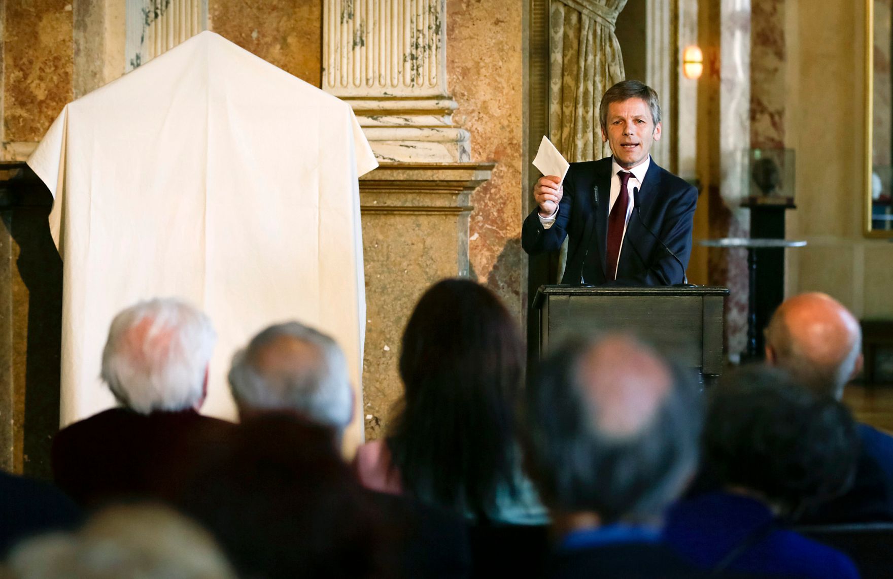 Am 4. Juni 2014 enth&uuml;llte Bundesminister Josef Ostermayer (im Bild) gemeinsam mit der Wiener Burgtheaterdirektorin Karin Bergmann das Portr&auml;t des Altdirektors Gerhard Klingenberg. Das Bild der K&uuml;nstlerin Kristina Hadjeva h&auml;ngt nun als 200. Ehrenportr&auml;t in der Ahnengalerie des Burgtheaters.
