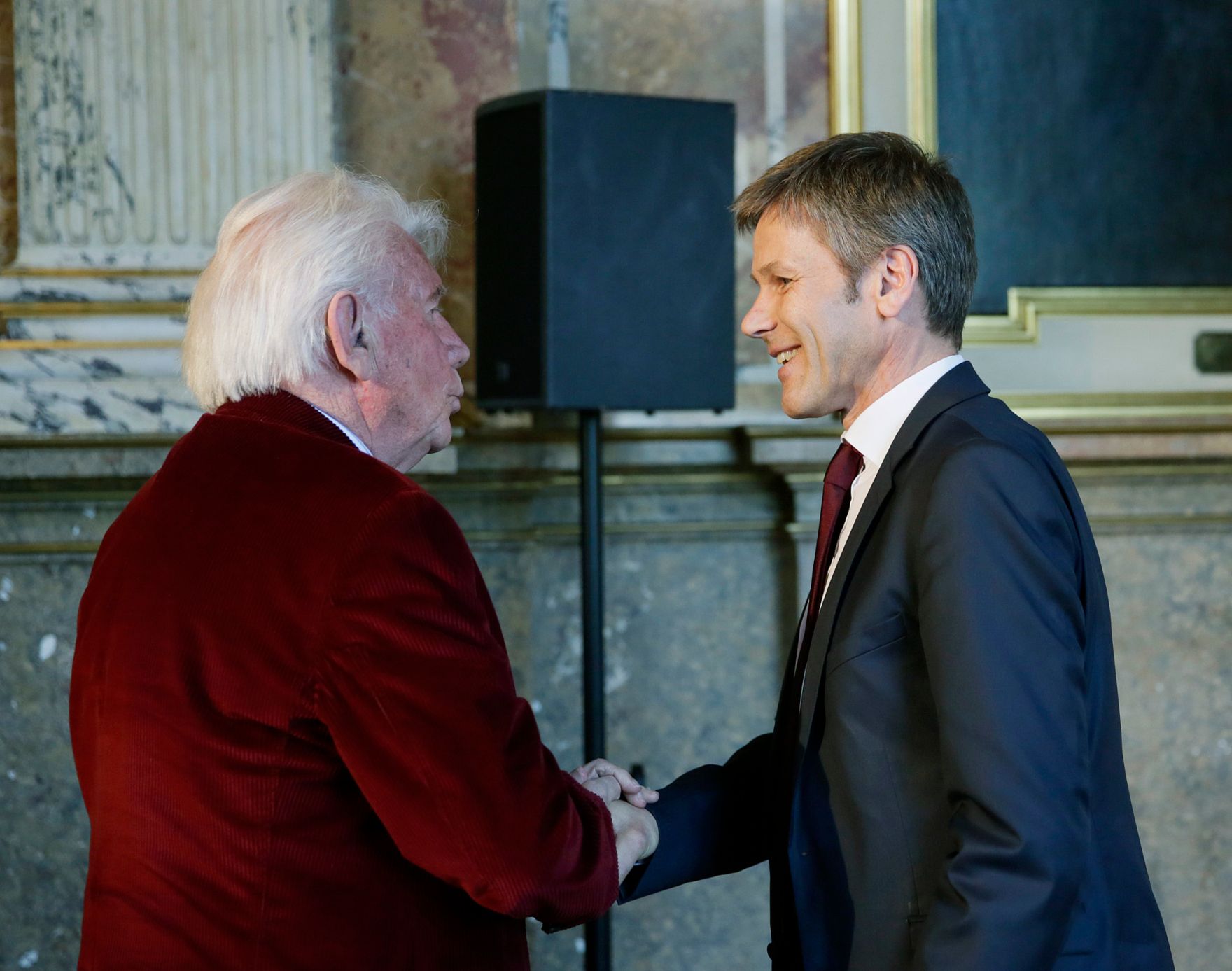 Am 4. Juni 2014 enth&uuml;llte Bundesminister Josef Ostermayer (r.) gemeinsam mit der Wiener Burgtheaterdirektorin Karin Bergmann das Portr&auml;t des Altdirektors Gerhard Klingenberg (l.). Das Bild der K&uuml;nstlerin Kristina Hadjeva h&auml;ngt nun als 200. Ehrenportr&auml;t in der Ahnengalerie des Burgtheaters.