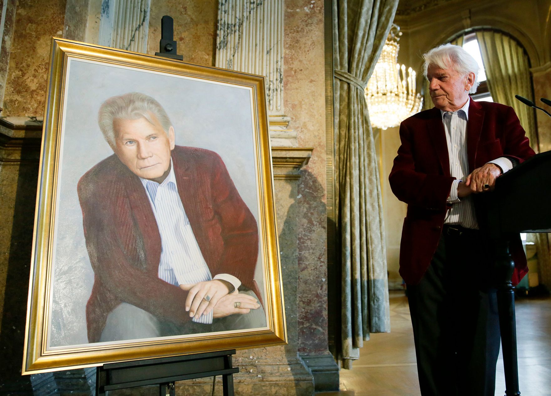Am 4. Juni 2014 enth&uuml;llte Bundesminister Josef Ostermayer gemeinsam mit der Wiener Burgtheaterdirektorin Karin Bergmann das Portr&auml;t des Altdirektors Gerhard Klingenberg (im Bild). Das Bild der K&uuml;nstlerin Kristina Hadjeva h&auml;ngt nun als 200. Ehrenportr&auml;t in der Ahnengalerie des Burgtheaters.