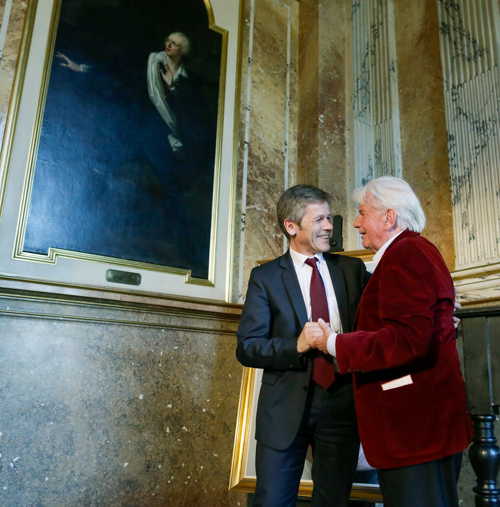 Am 4. Juni 2014 enth&uuml;llte Bundesminister Josef Ostermayer (l.) gemeinsam mit der Wiener Burgtheaterdirektorin Karin Bergmann das Portr&auml;t des Altdirektors Gerhard Klingenberg (r.). Das Bild der K&uuml;nstlerin Kristina Hadjeva h&auml;ngt nun als 200. Ehrenportr&auml;t in der Ahnengalerie des Burgtheaters.