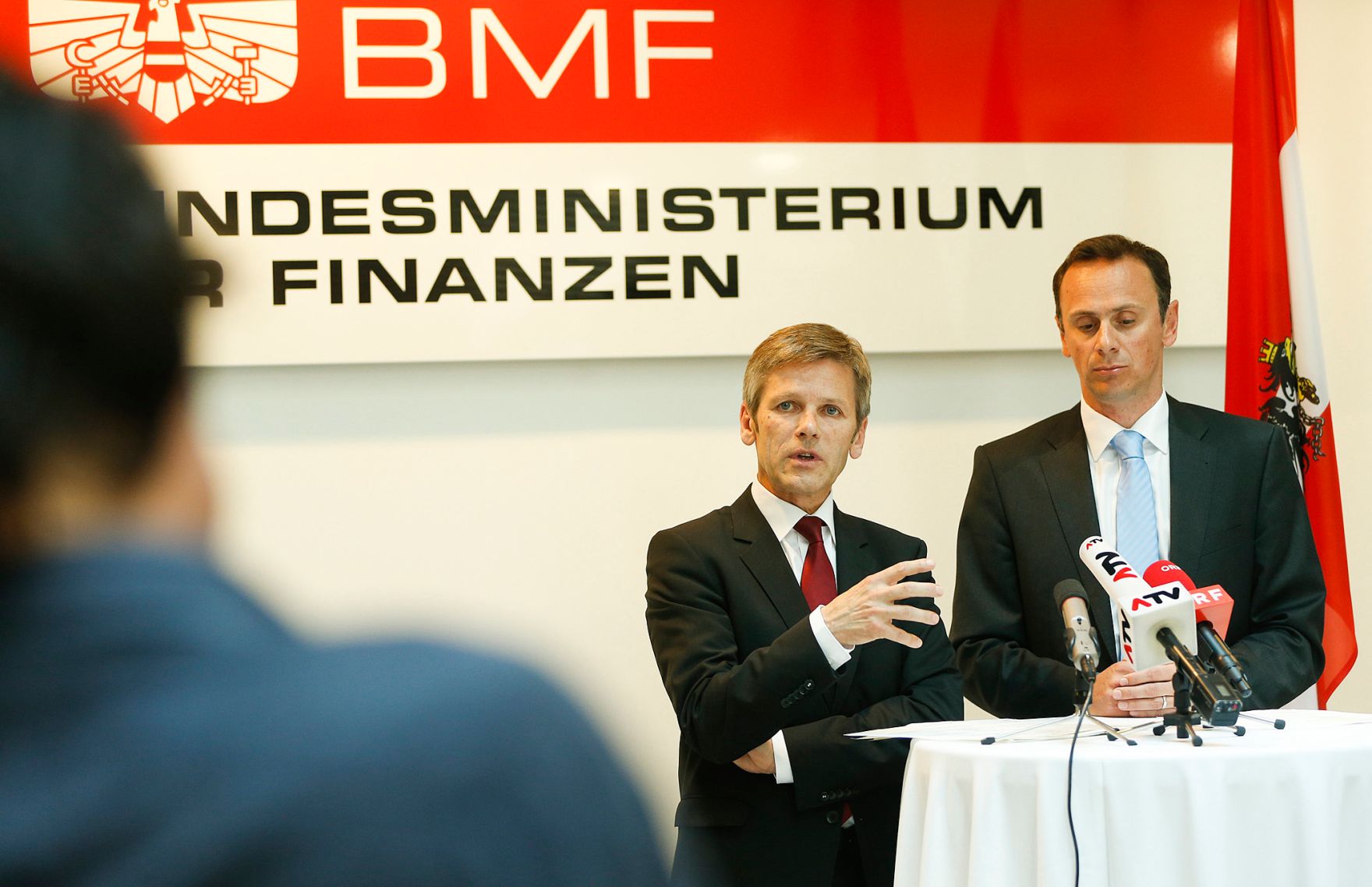 Am 13. Juni 2014 gab Bundesminister Josef Ostermayer (l.) gemeinsam mit Finanzstaatssekret&auml;r Jochen Danninger (r.) eine Pressekonferen zum Thema &quot;Aufgabenreform - und Deregulierungskommission&quot; im Finanzministerium.