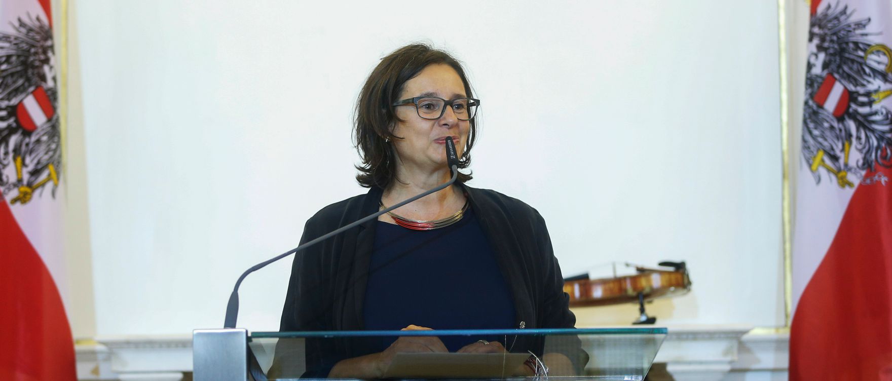 Am 10. September 2014 verlieh Kunst- und Kulturminister Josef Ostermayer die "outstanding artist awards 2014". Im Bild Sirikit Amann, Kunst- und Kulturreferentin im Bundeskanzleramt.