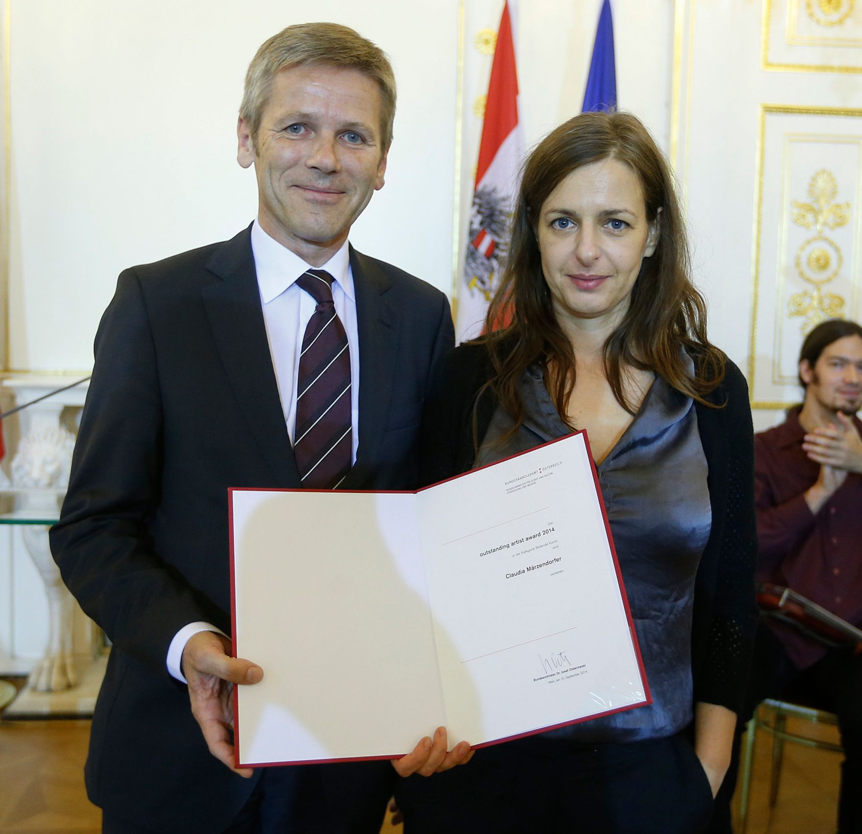 Am 10. September 2014 verlieh Kunst- und Kulturminister Josef Ostermayer (l.) die "outstanding artist awards 2014". Im Bild mit Claudia M&auml;rzendorfer (r.), Preistr&auml;gerin in der Kategorie Bildende Kunst.