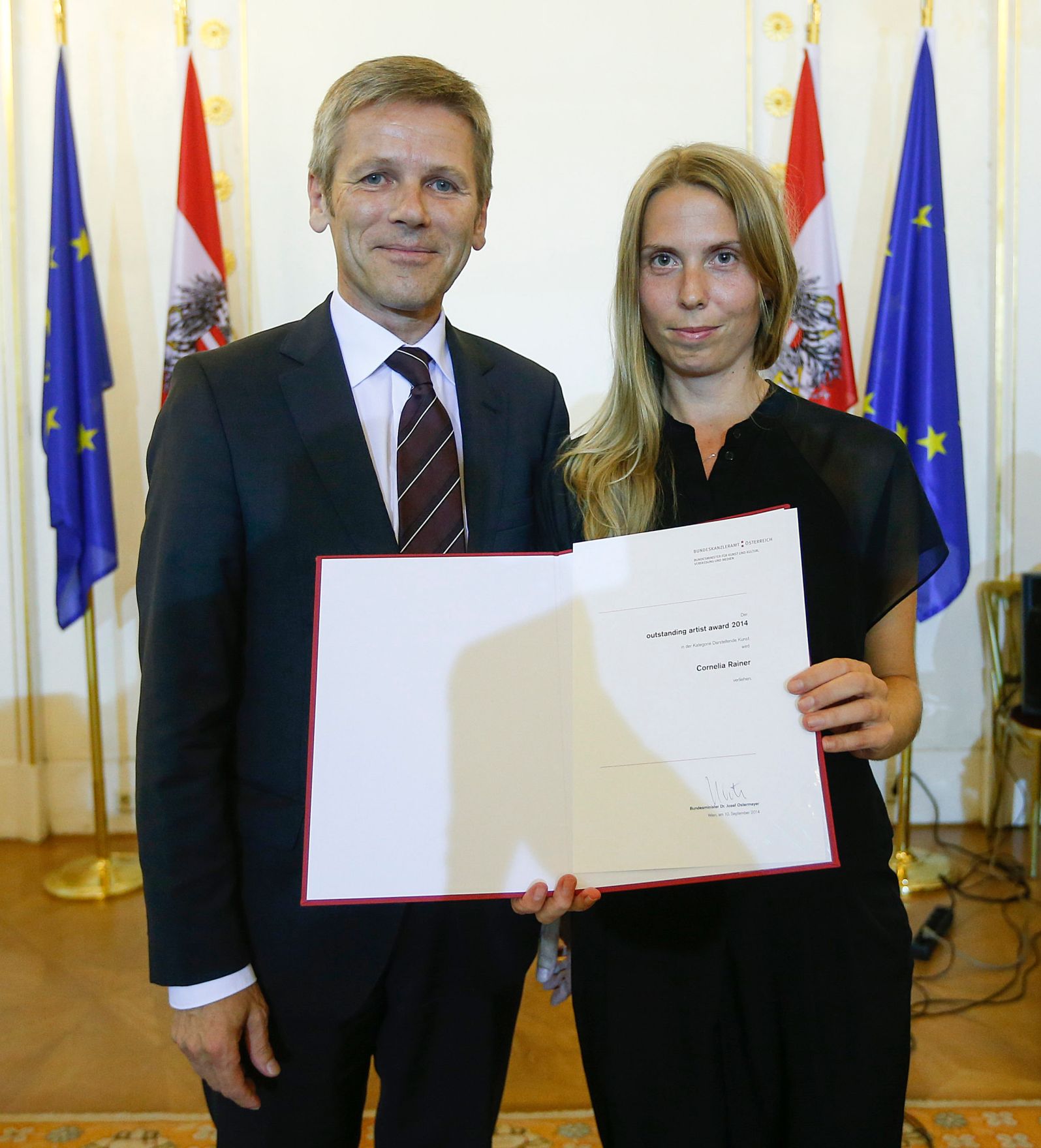 Am 10. September 2014 verlieh Kunst- und Kulturminister Josef Ostermayer (l.) die "outstanding artist awards 2014". Im Bild mit Cornelia Rainer (r.), Preistr&auml;gerin in der Kategorie Darstellende Kunst.