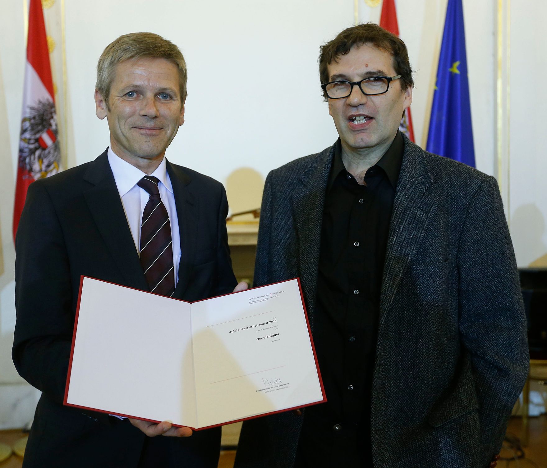 Am 10. September 2014 verlieh Kunst- und Kulturminister Josef Ostermayer (l.) die "outstanding artist awards 2014". Im Bild mit Oswald Egger (r.), Preistr&auml;ger in der Kategorie Literatur.