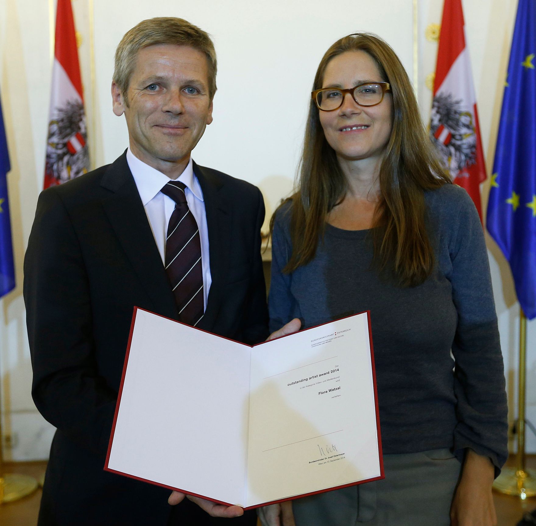 Am 10. September 2014 verlieh Kunst- und Kulturminister Josef Ostermayer (l.) die "outstanding artist awards 2014". Im Bild mit Flora Watzal (r.), Preistr&auml;gerin in der Kategorie Video- und Medienkunst.