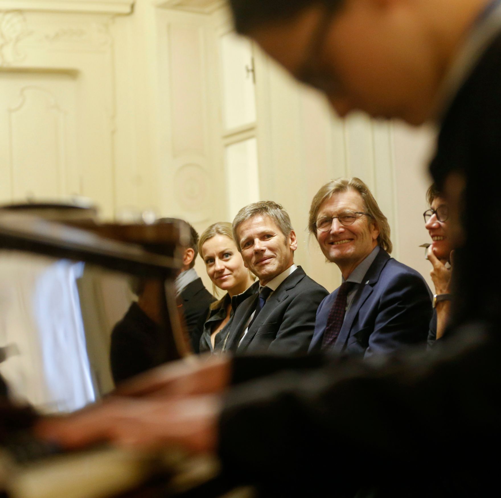 Am 12. September 2014 besuchte Kunst- und Kulturminister Josef Ostermayer (m.) die Wiener S&auml;ngerknaben. Im Bild mit dem Direktor des Gymnasiums Markus Blauensteiner (r.).