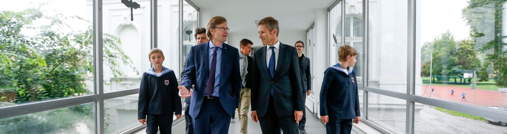 Am 12. September 2014 besuchte Kunst- und Kulturminister Josef Ostermayer (r.) die Wiener S&auml;ngerknaben. Im Bild mit dem Direktor des Gymnasiums Markus Blauensteiner (l.).