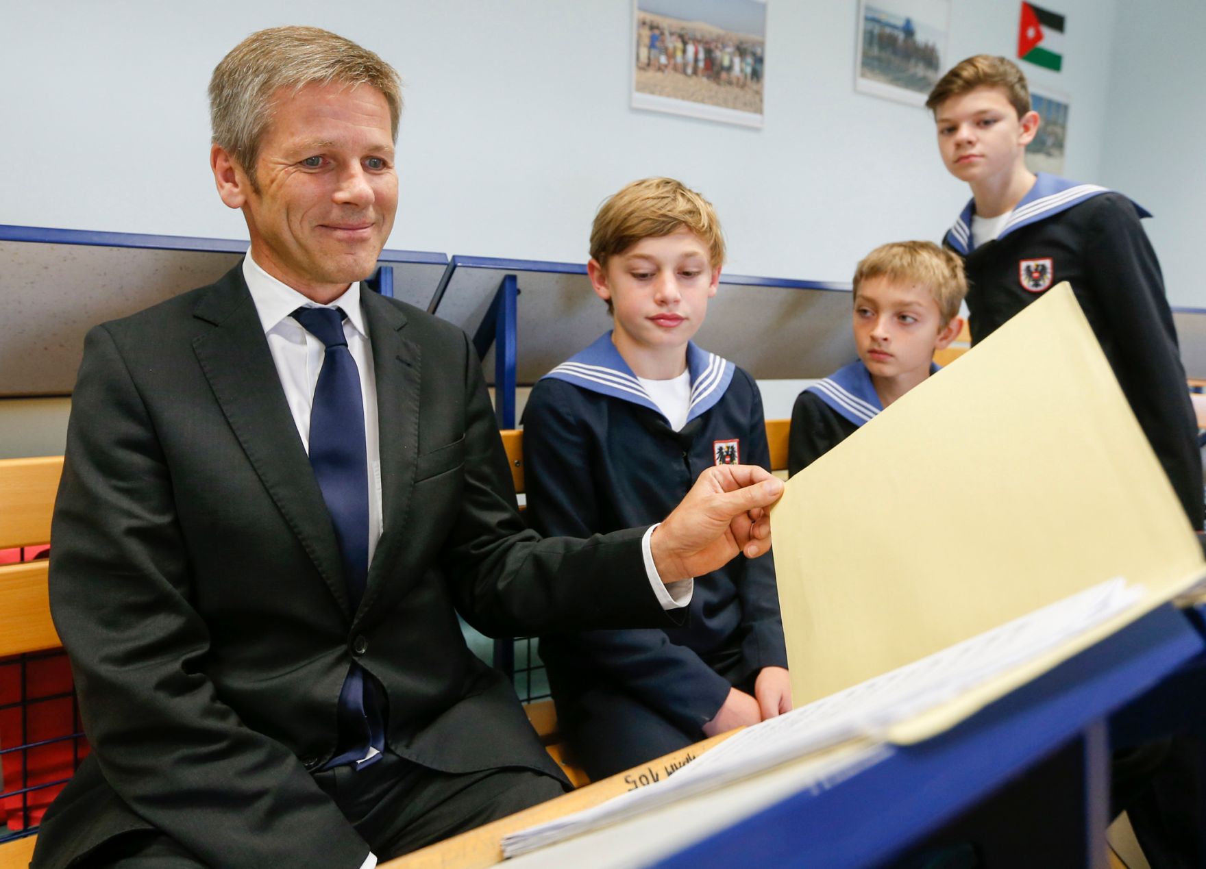 Am 12. September 2014 besuchte Kunst- und Kulturminister Josef Ostermayer (l.) die Wiener S&auml;ngerknaben.