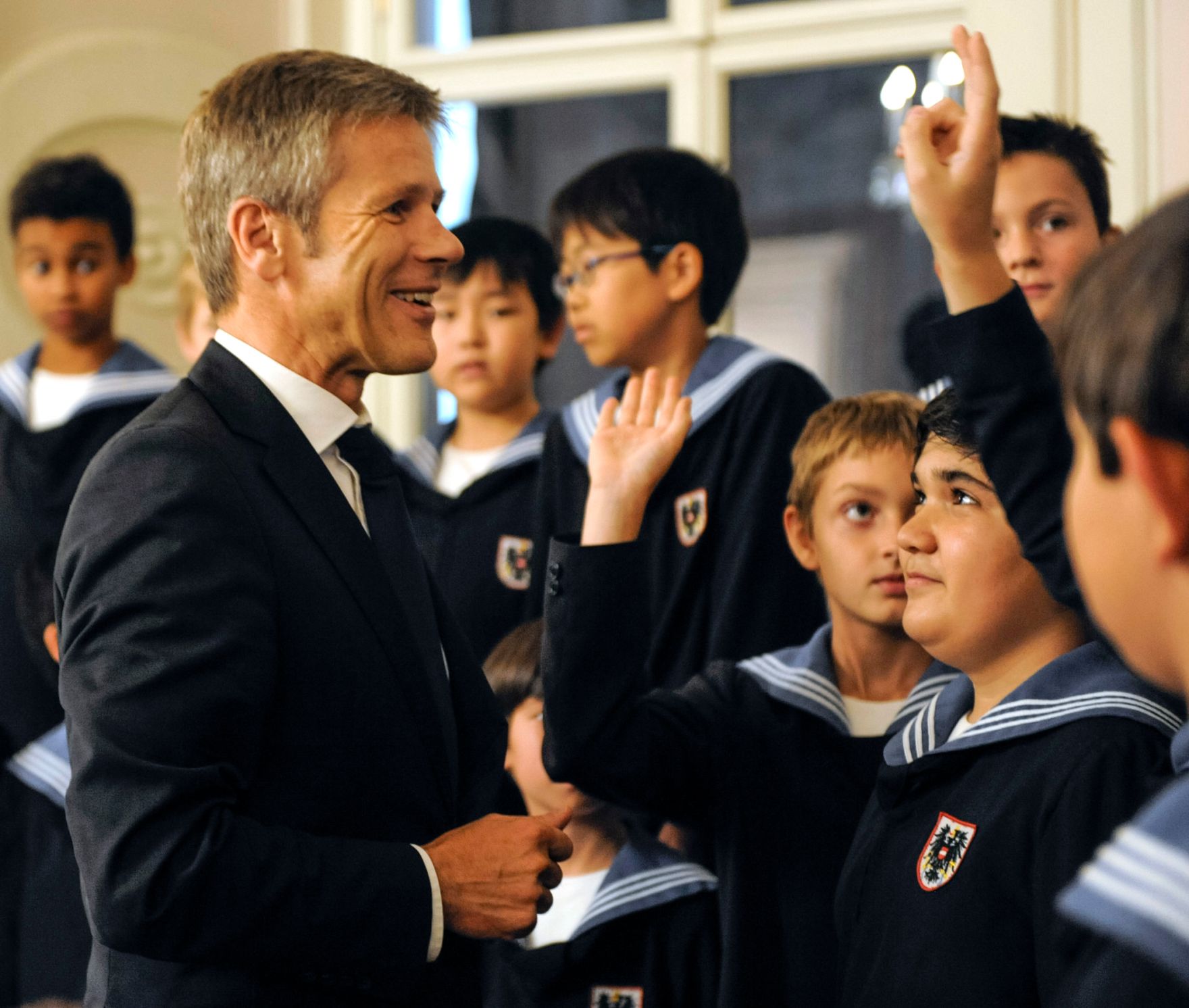 Am 12. September 2014 besuchte Kunst- und Kulturminister Josef Ostermayer (l.) die Wiener S&auml;ngerknaben.